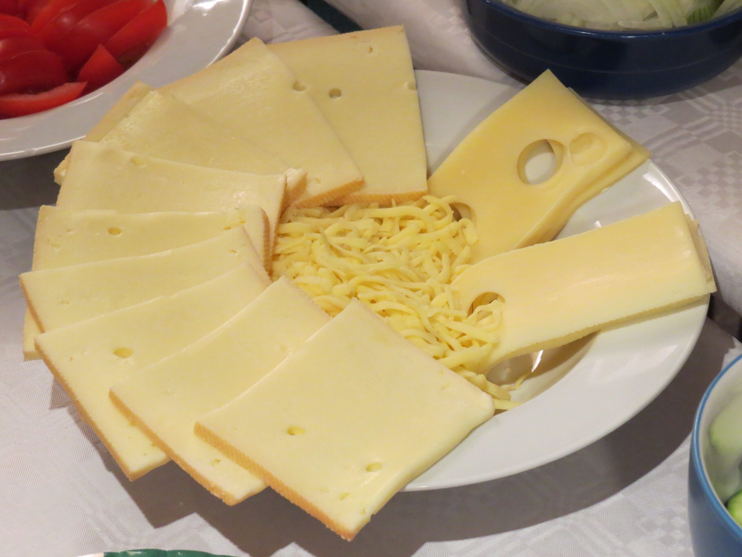 Queijo tipo suíço americano, com furos pequenos