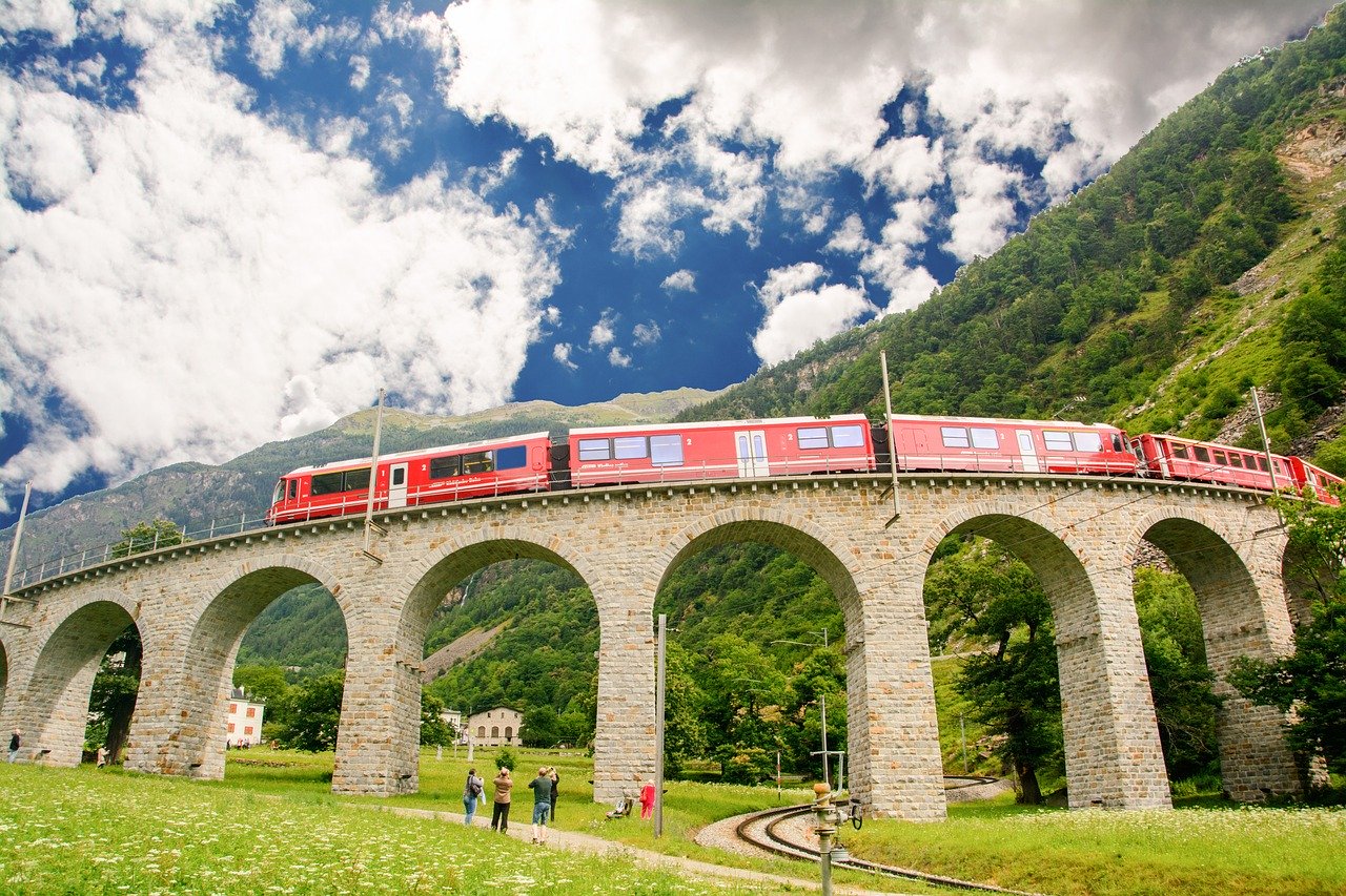 Trens panorâmicos suíços que combinam com o Glacier Express, como o Bernina Express