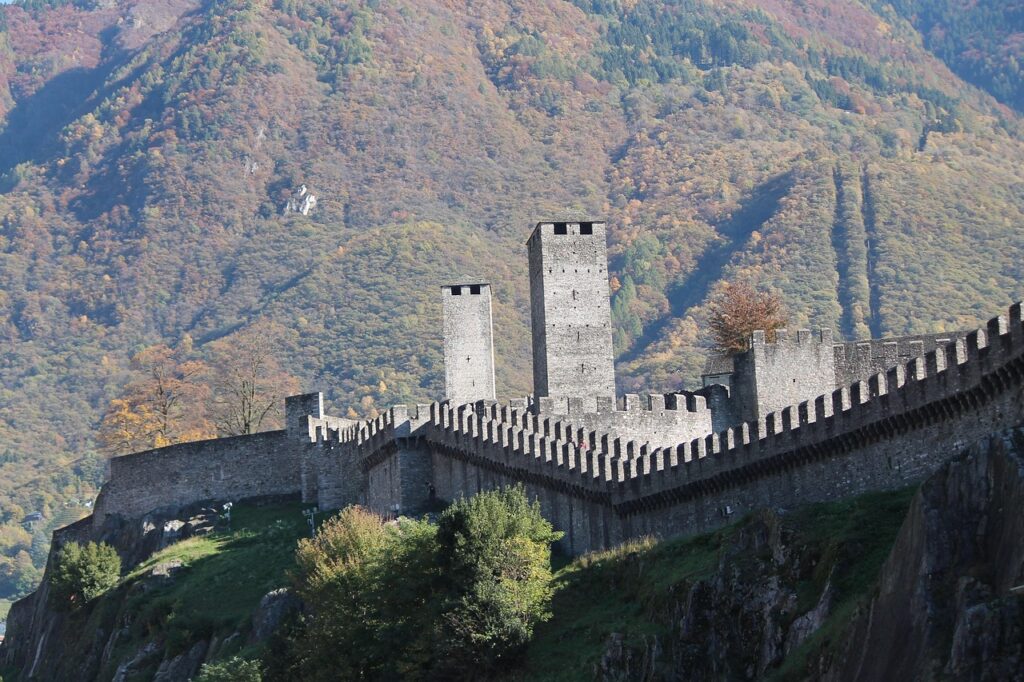 As muralhas e torres do Castelgrande, parte das fortificações de Bellinzona, Patrimônio Mundial da UNESCO no Ticino