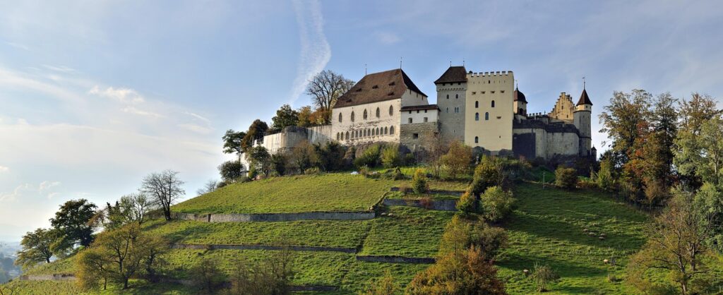 O Schloss Lenzburg visto da encosta, um dos castelos de colina mais antigos da Suíça, no Aargau