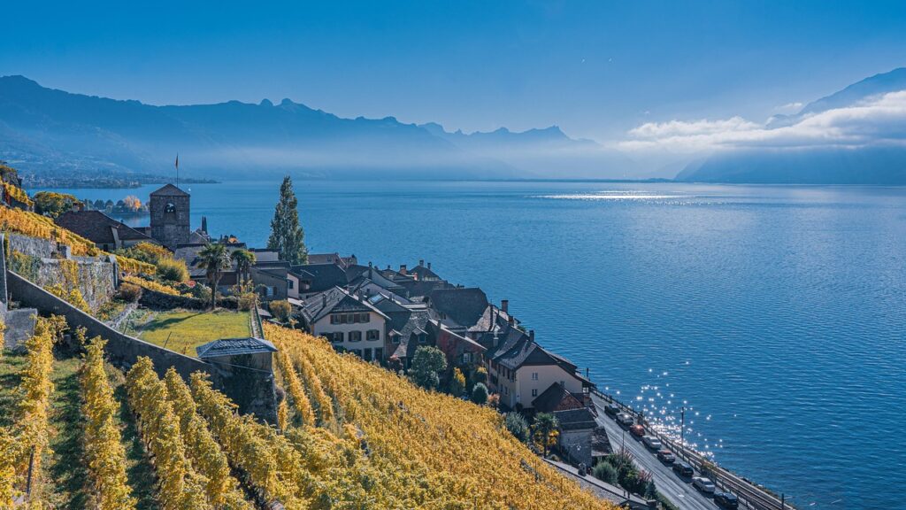 Vinhedos em terraços de Lavaux sobre o Lago de Genebra, na Suíça, ao pôr do sol