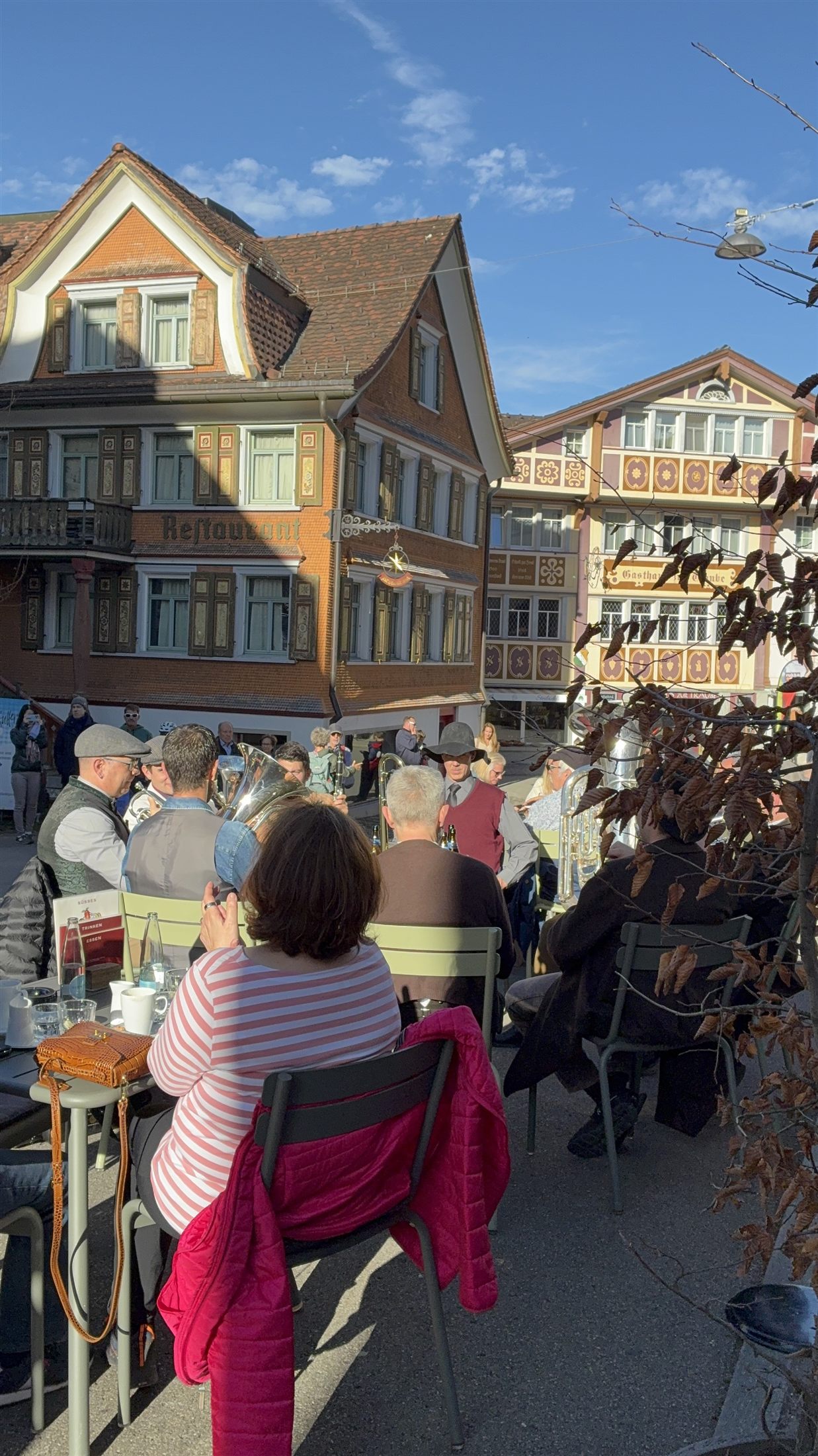 Fachadas tradicionais pintadas numa rua de Appenzell