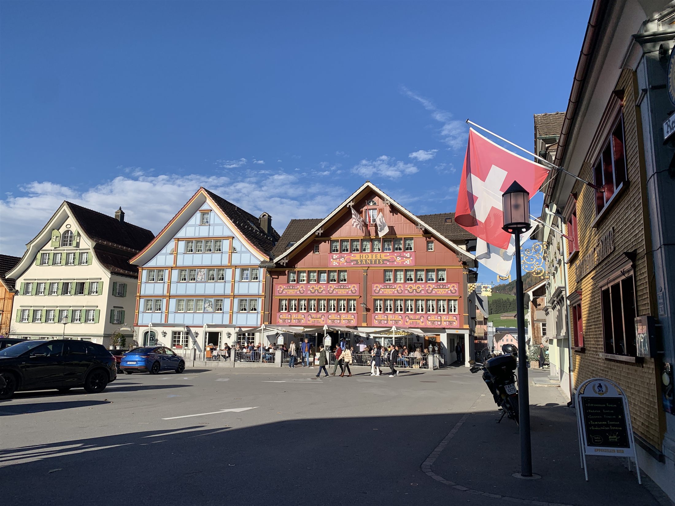 Praça central de Appenzell com o Hotel Säntis e fachadas pintadas