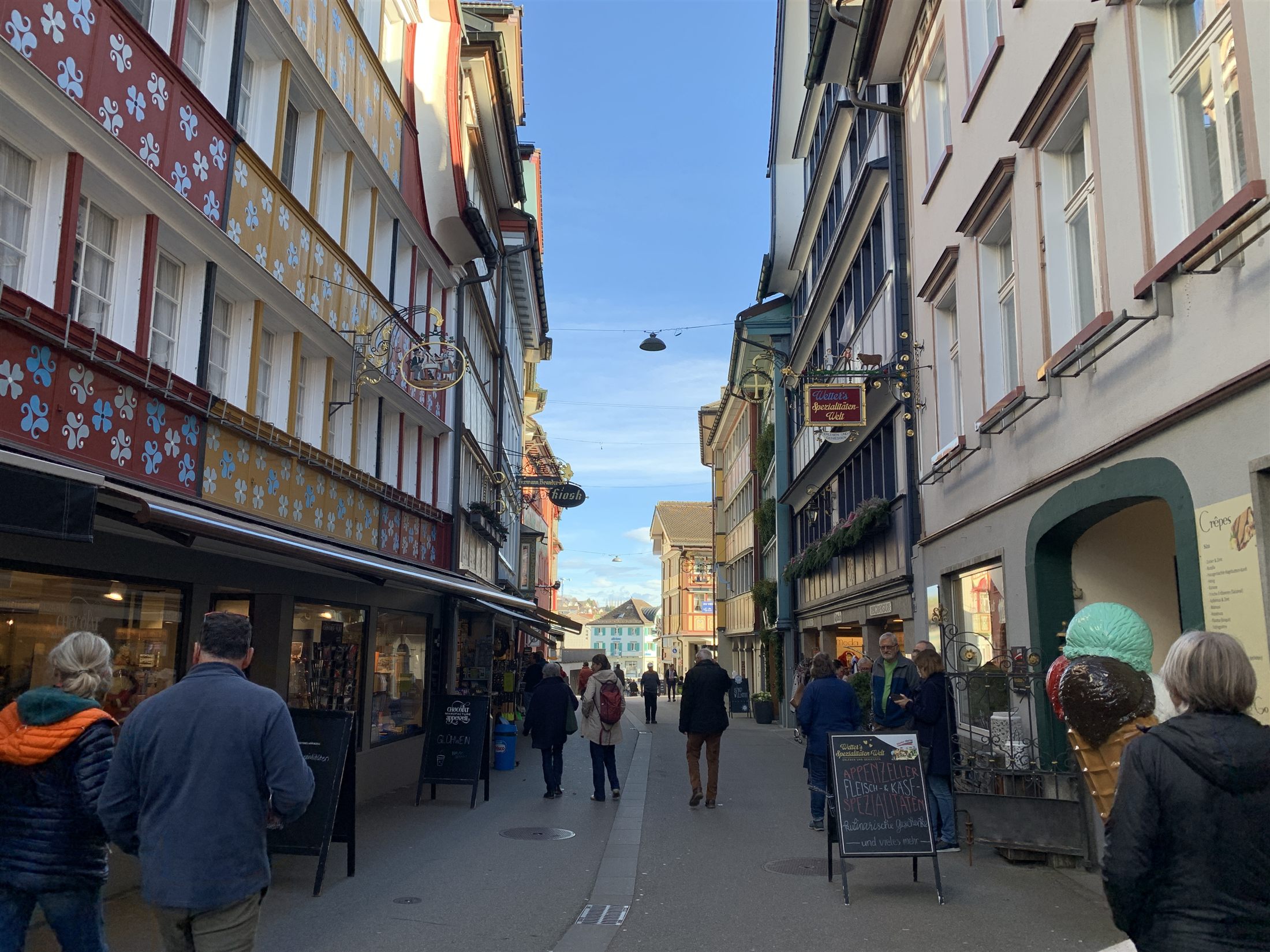 Rua pedestre de Appenzell com fachadas coloridas e ricamente ornamentadas no centro histórico