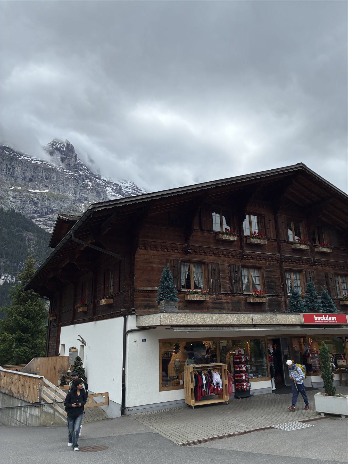 Chalés de madeira no centro de Grindelwald, com a parede do Eiger ao fundo