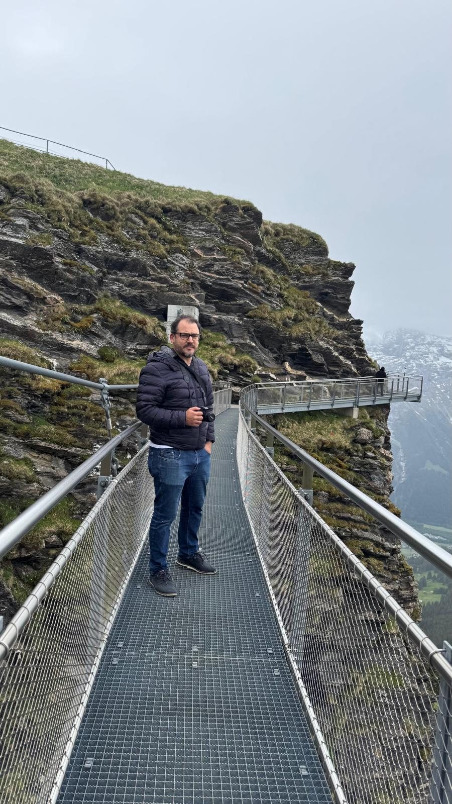 Na passarela suspensa da First Cliff Walk, em Grindelwald-First, com a névoa subindo do vale