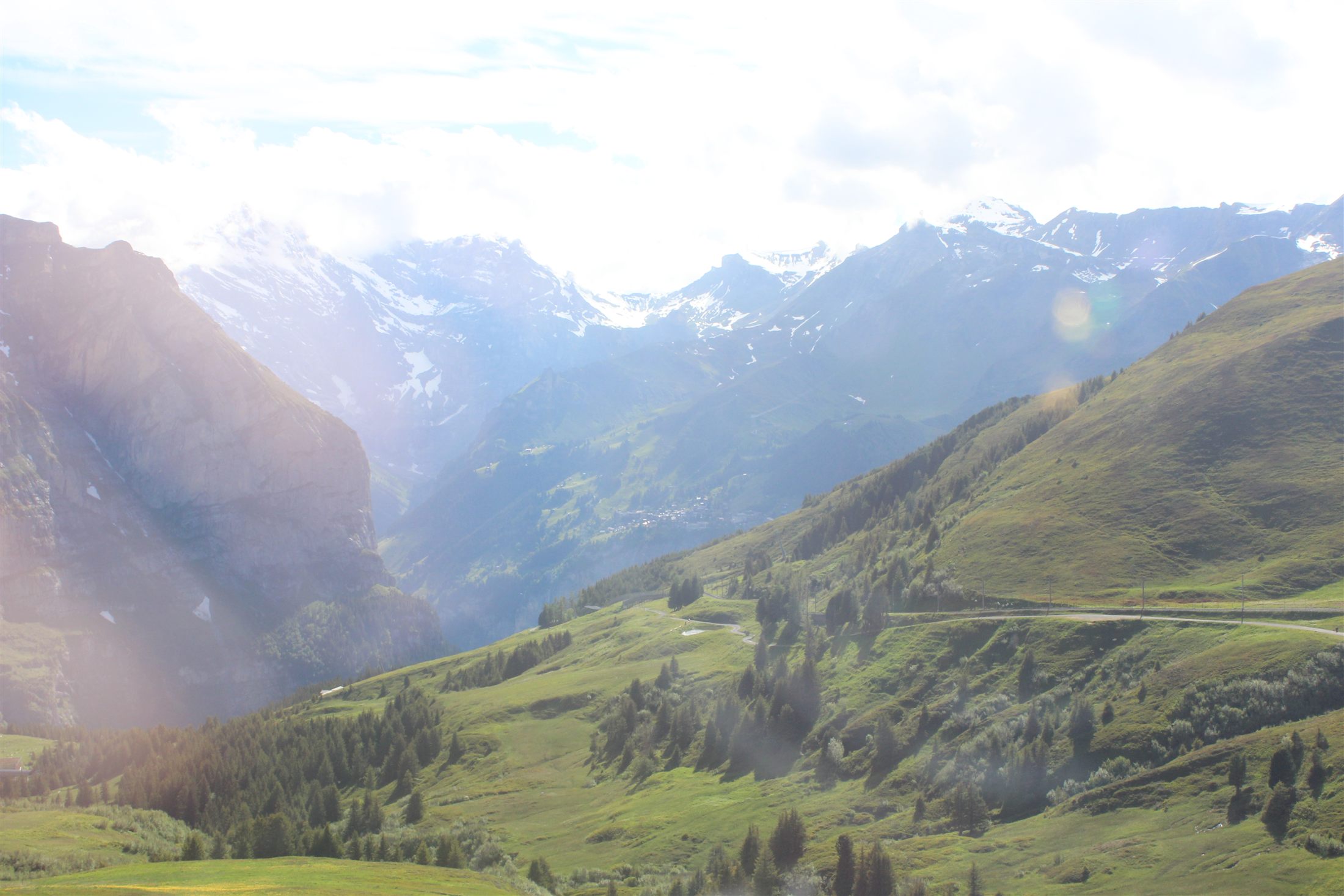 Vale alpino de Grindelwald sob a luz do sol