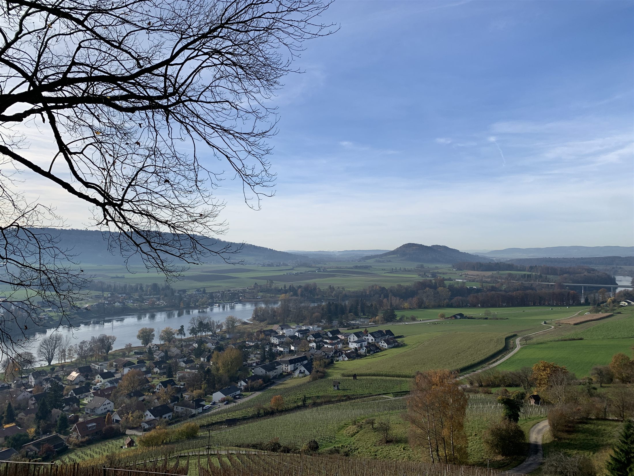Vista do castelo de Hohenklingen sobre Stein am Rhein e a curva do Reno