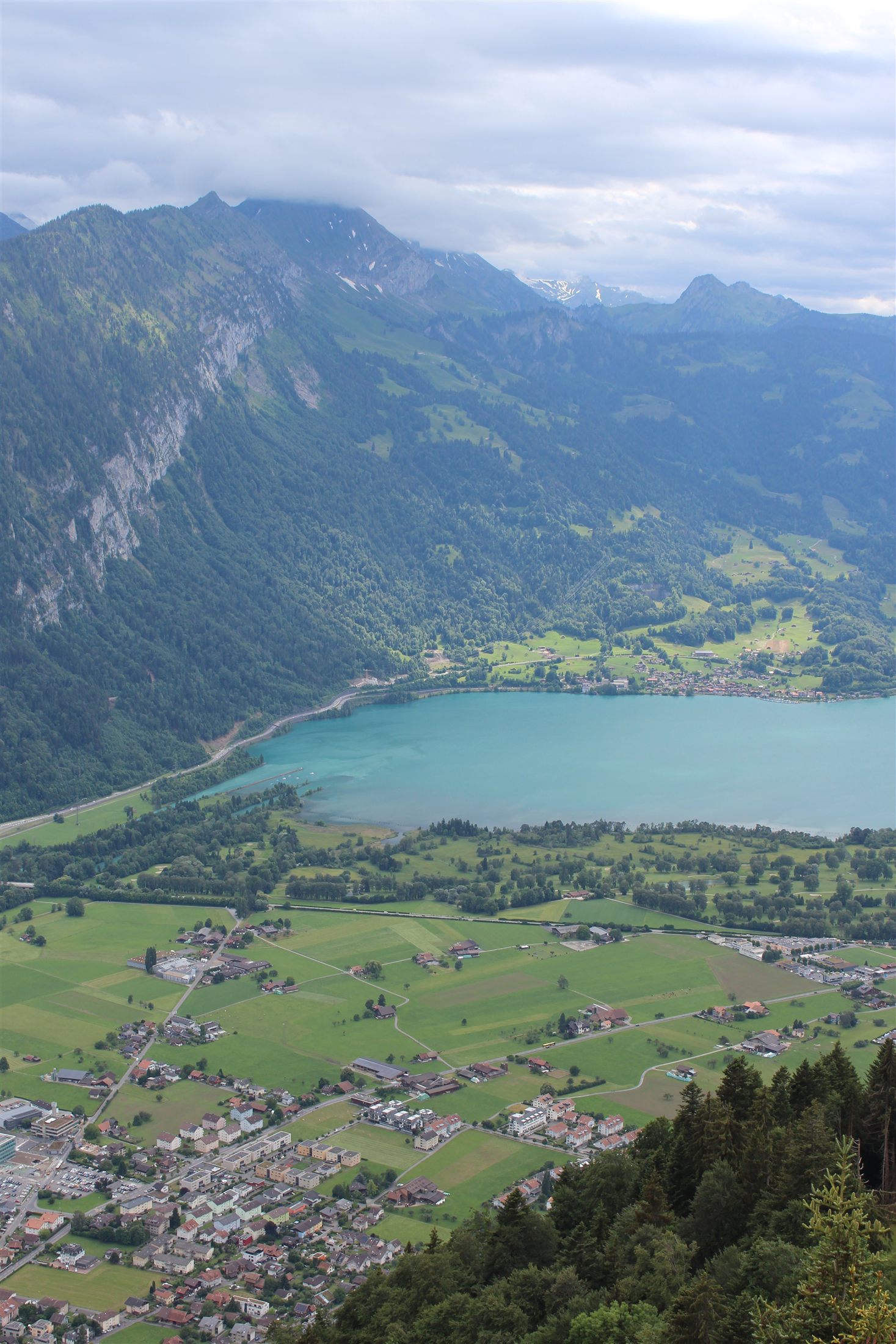 Vista vertical de Interlaken entre os dois lagos a partir do Harder Kulm, com o vale do Aare e montanhas ao fundo