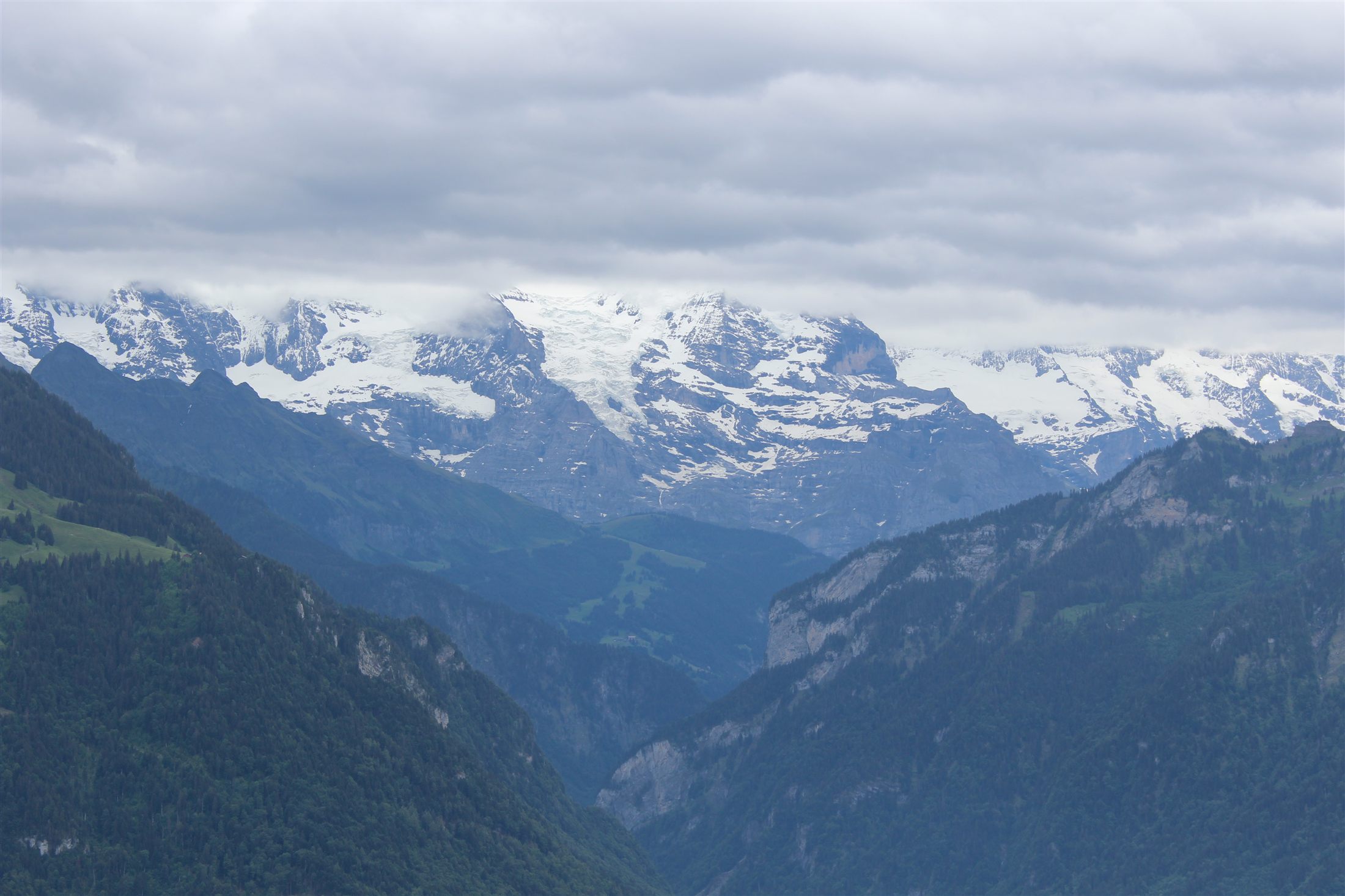 Vista das montanhas e do vale a partir do mirante do Harder Kulm, acima de Interlaken e do Lago de Brienz