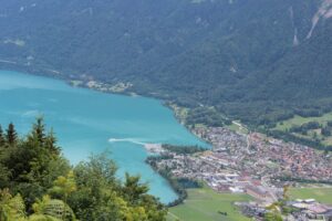 Lago e vale de Interlaken vistos do Harder Kulm, com montanhas ao fundo