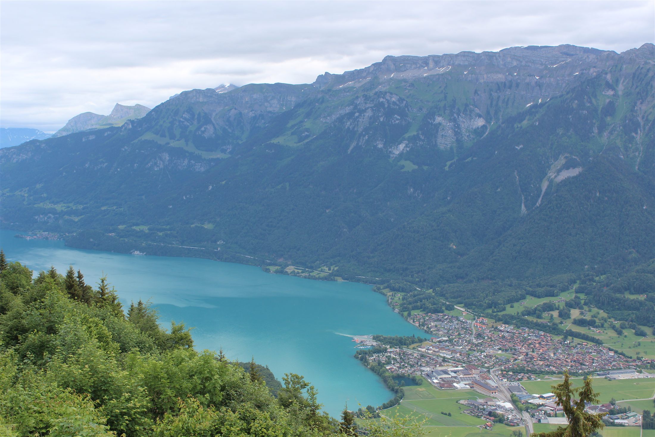 Vista do Lago de Thun a partir do Harder Kulm, com montanhas em camadas ao fundo e o vale de Interlaken