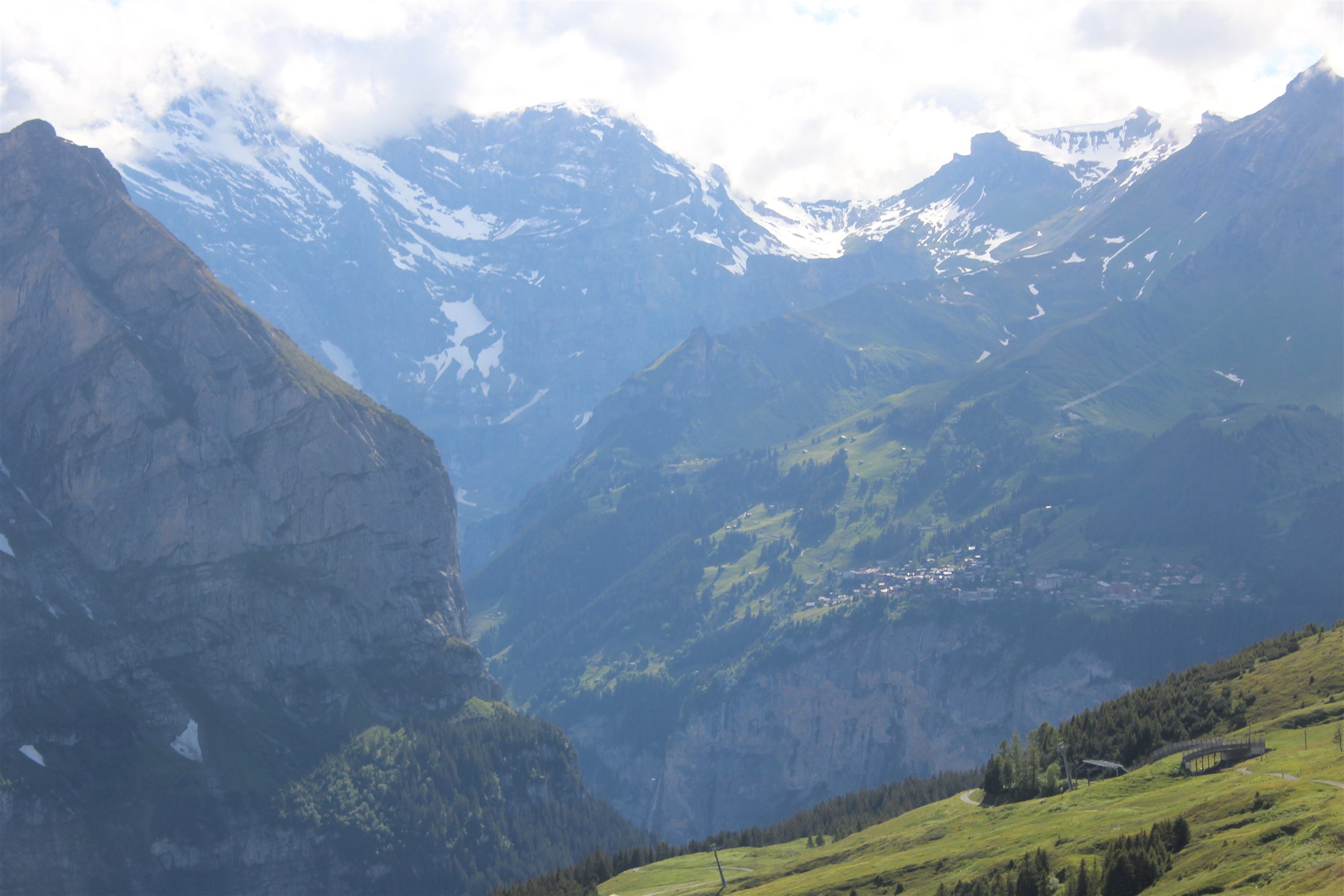 Vista do alto de Kleine Scheidegg sobre o vale de Lauterbrunnen