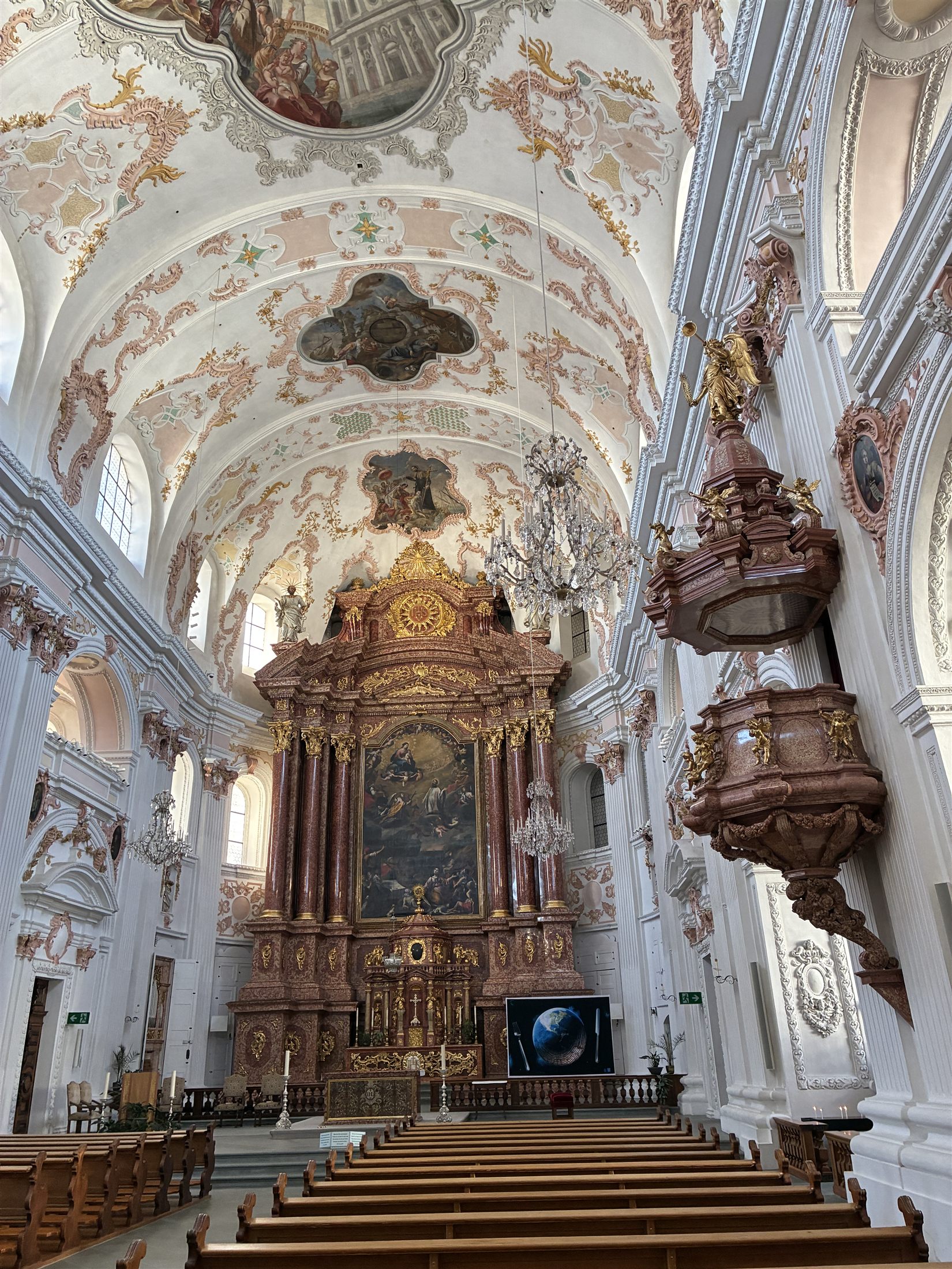 Interior barroco da Igreja dos Jesuítas (Jesuitenkirche) de Lucerna, com a nave e o altar-mor