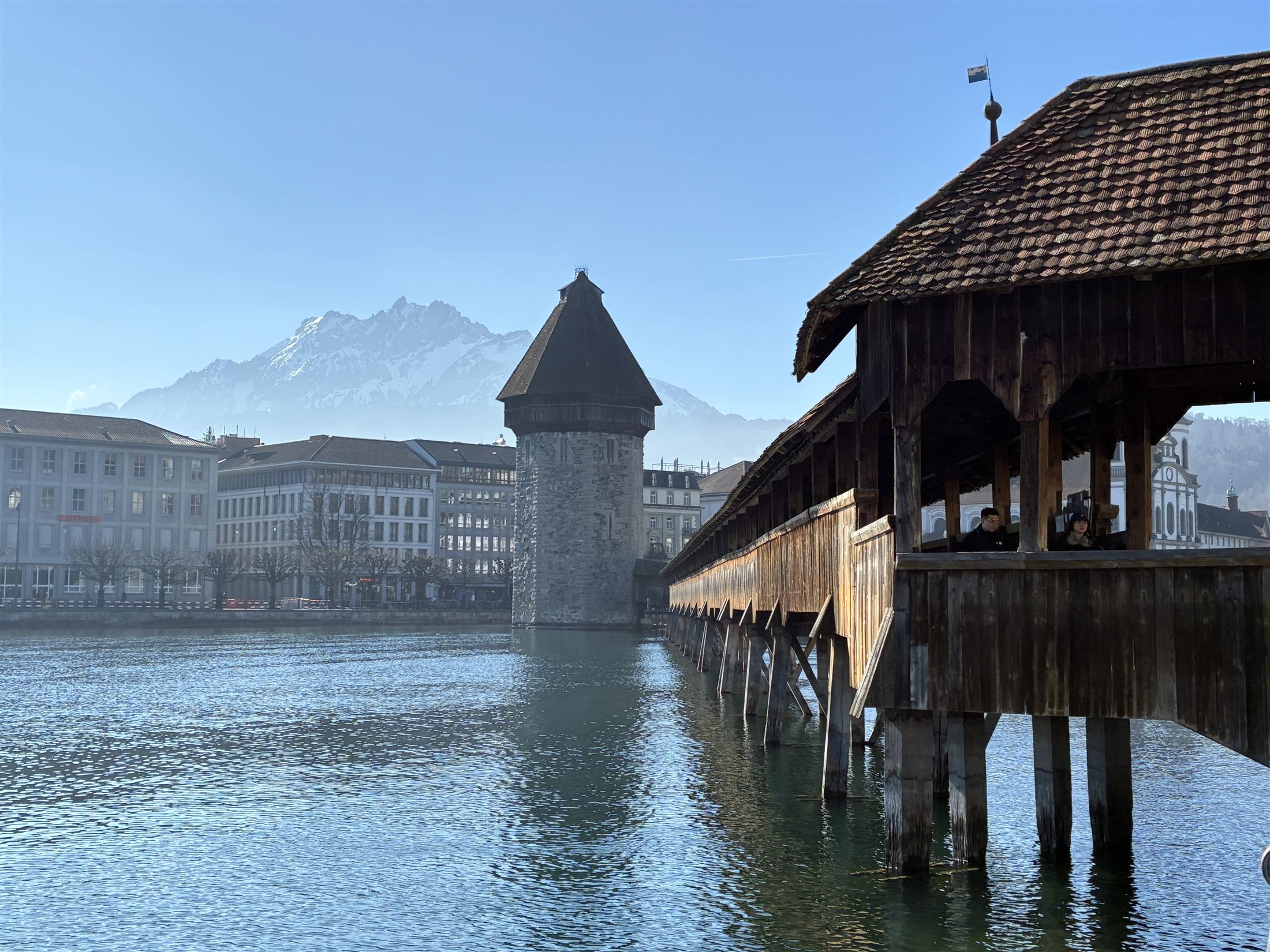 Detalhe da Torre d'Água octogonal (Wasserturm) ao lado da Kapellbrücke, em Lucerna