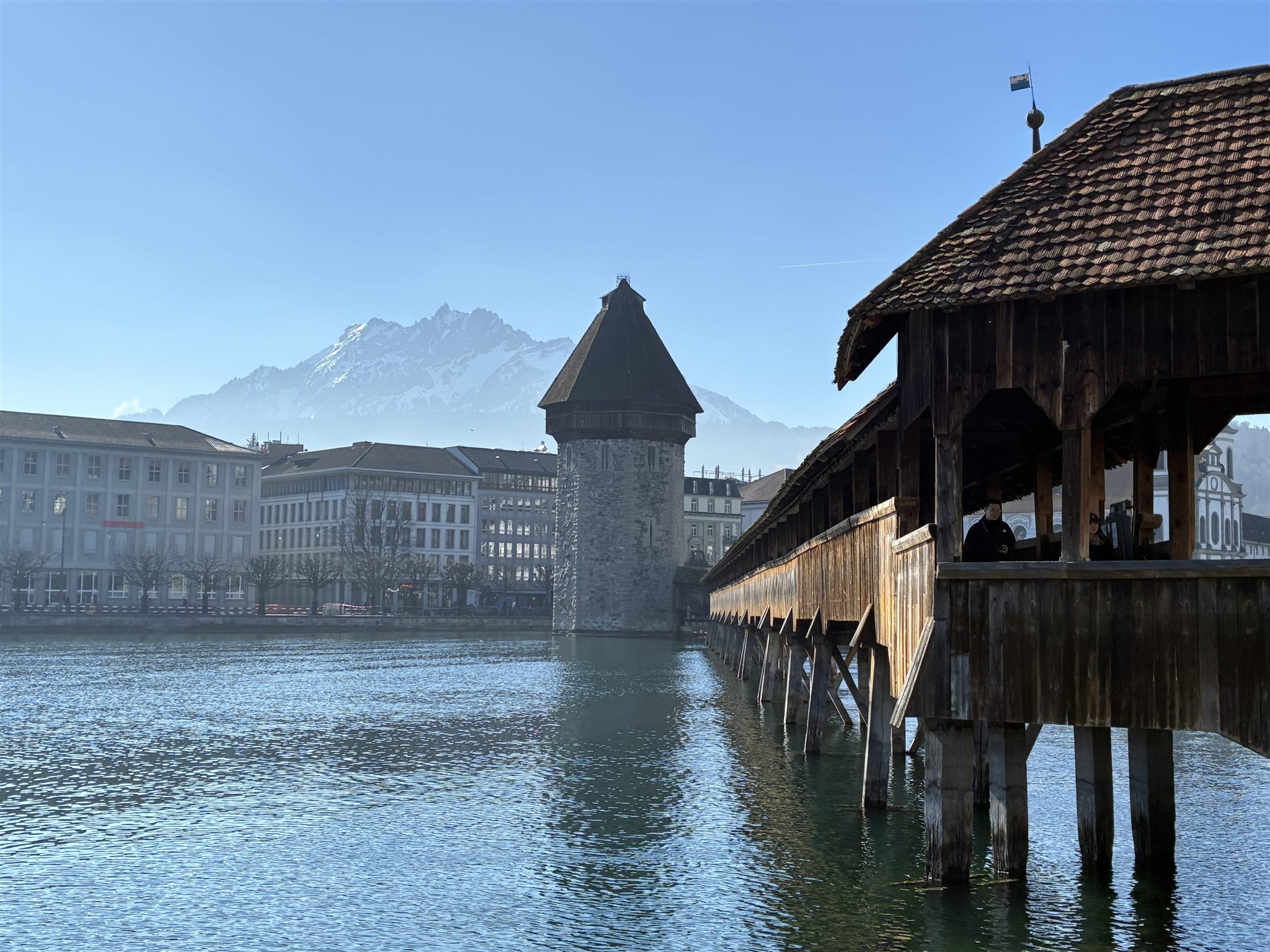 A ponte coberta Kapellbrücke e o monte Pilatus, em Lucerna