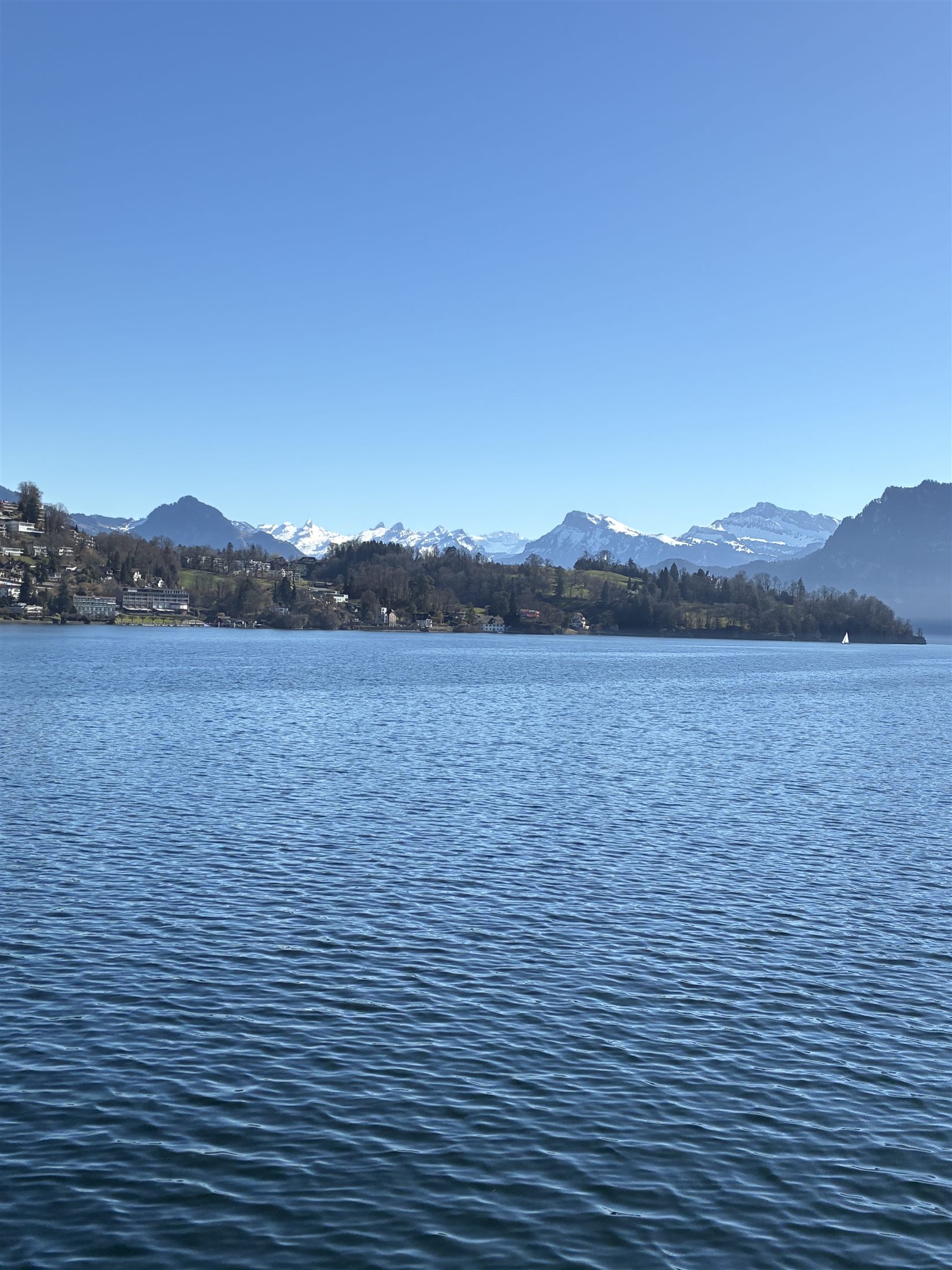O Lago dos Quatro Cantões, em Lucerna, com os Alpes nevados ao fundo