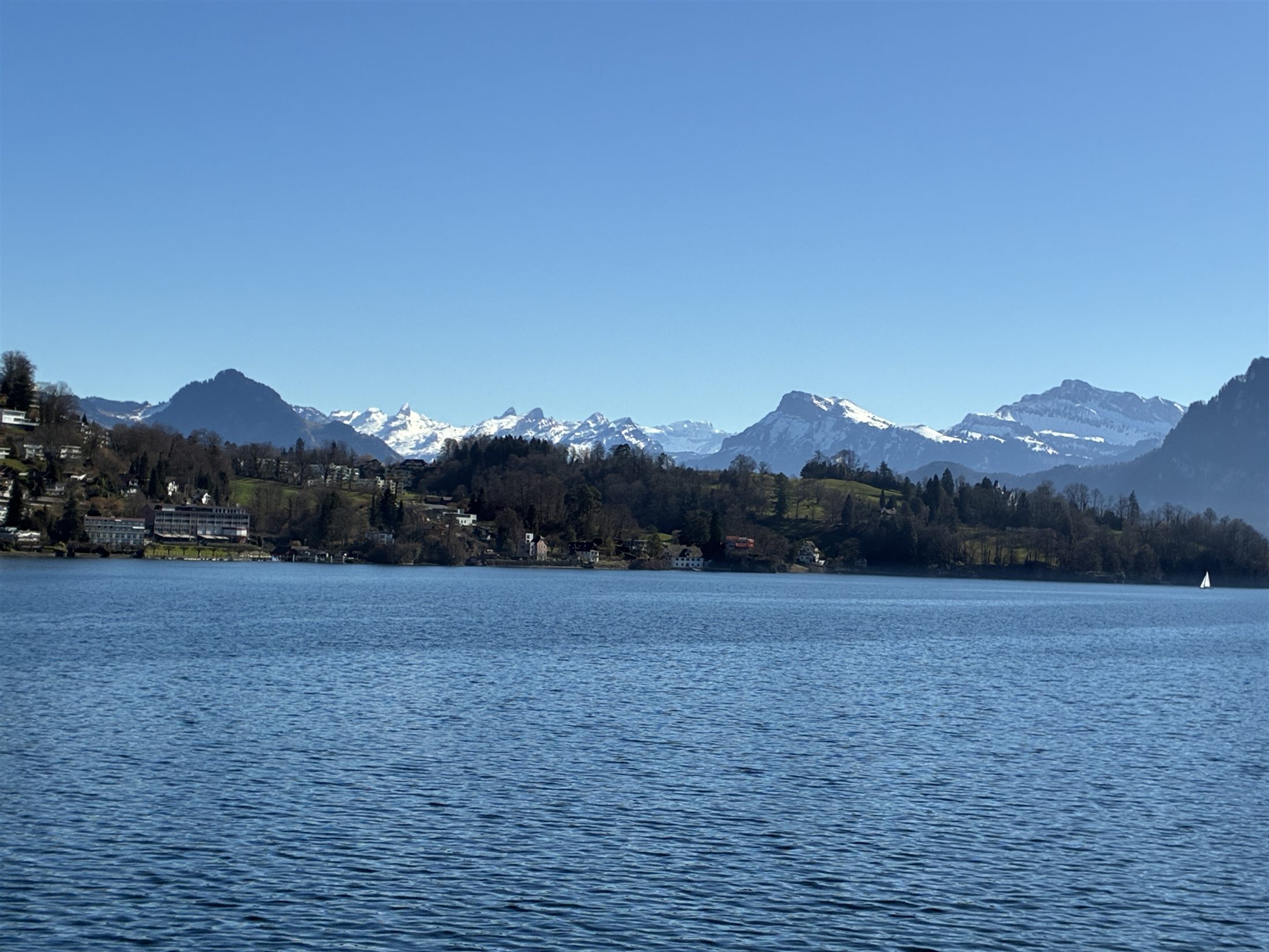 O lago dos Quatro Cantões em Lucerna, com os Alpes nevados ao fundo