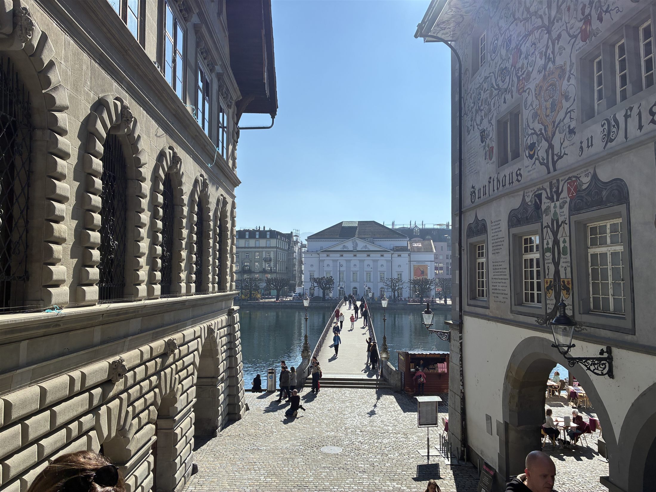 Vista do Rathausquai em Lucerna sobre o rio Reuss em direção à Igreja dos Jesuítas barroca