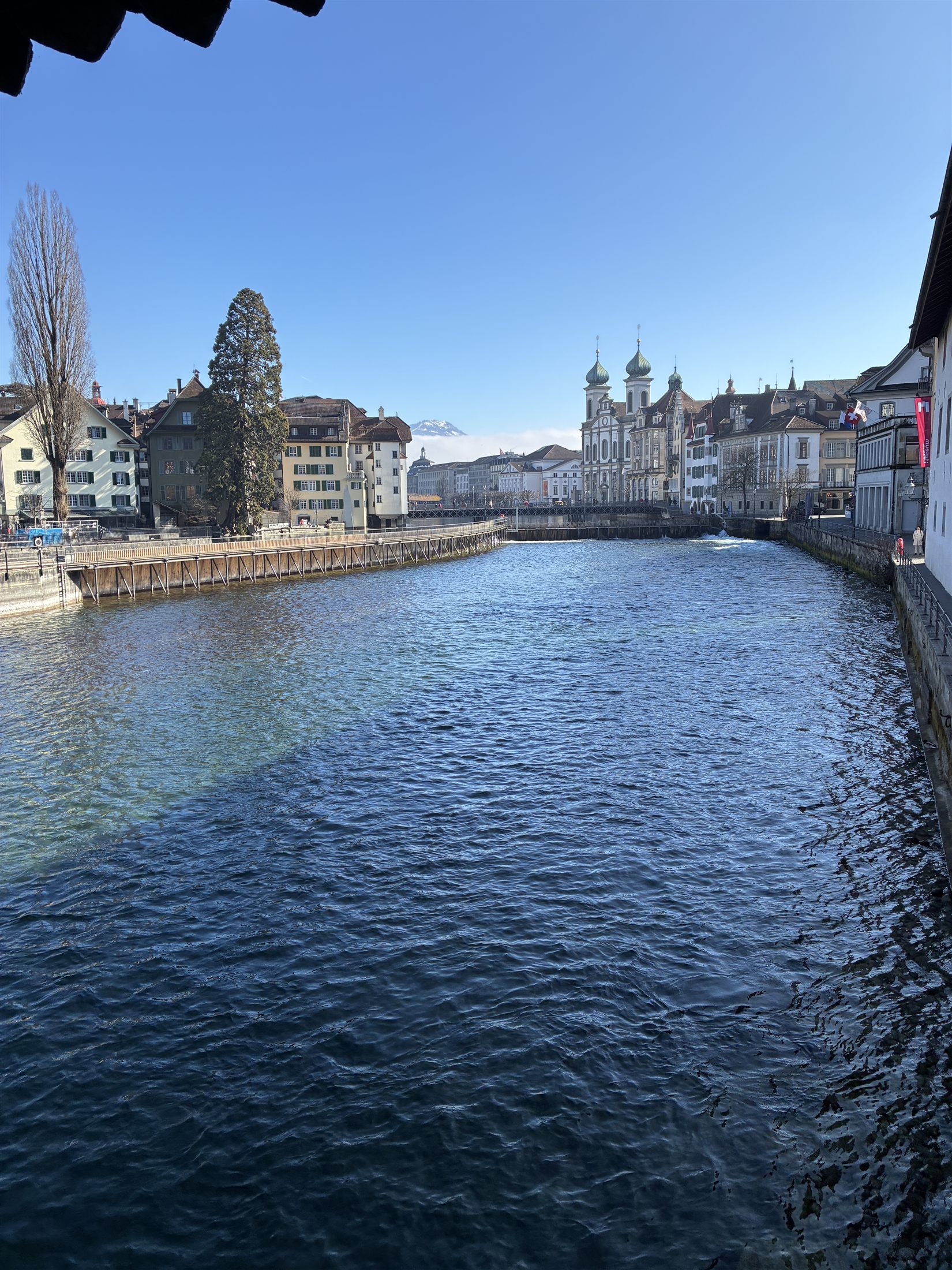 Vista a partir da Kapellbrücke sobre o rio Reuss em direção à Igreja dos Jesuítas em Lucerna