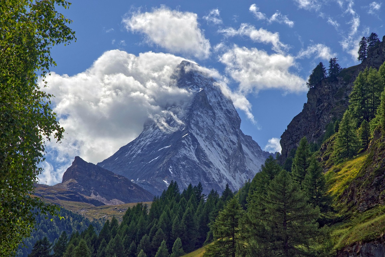 O Matterhorn parcialmente encoberto por nuvens à tarde, visto de Zermatt, Suíça