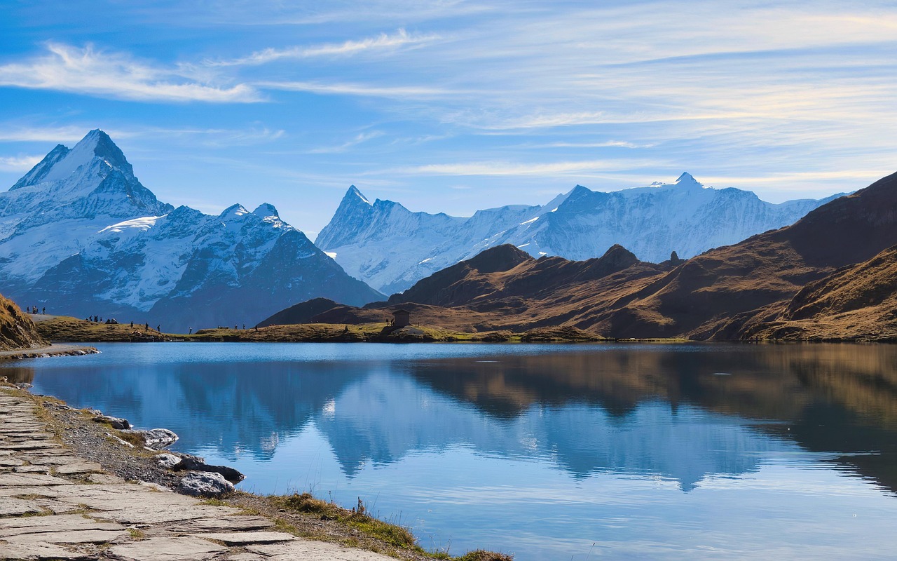 O lago Bachalpsee espelhando os cumes nevados dos Alpes Berneses, no alto da First
