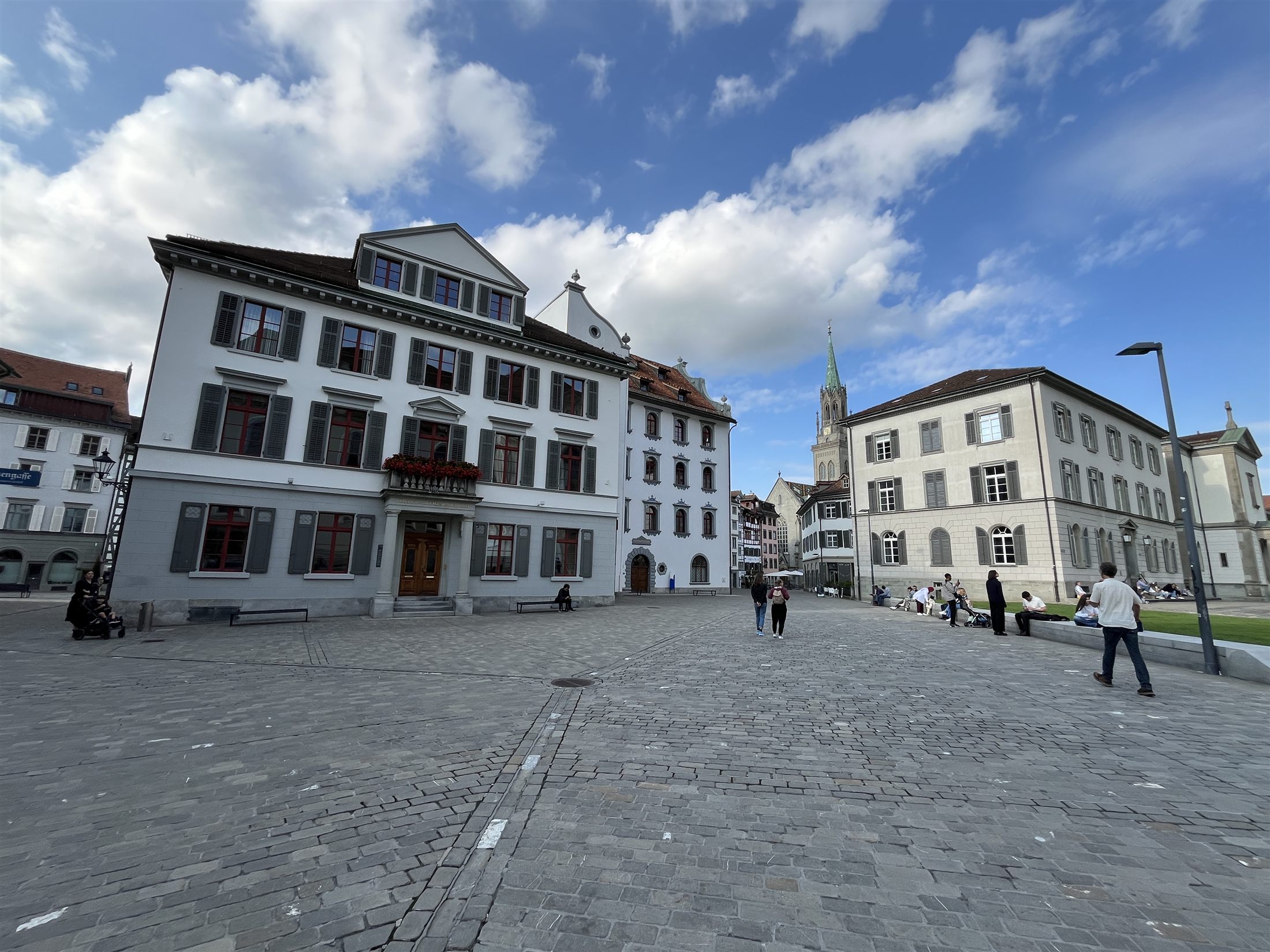 Praça Gallusplatz em São Galo, com arquitetura histórica e as torres da catedral ao fundo