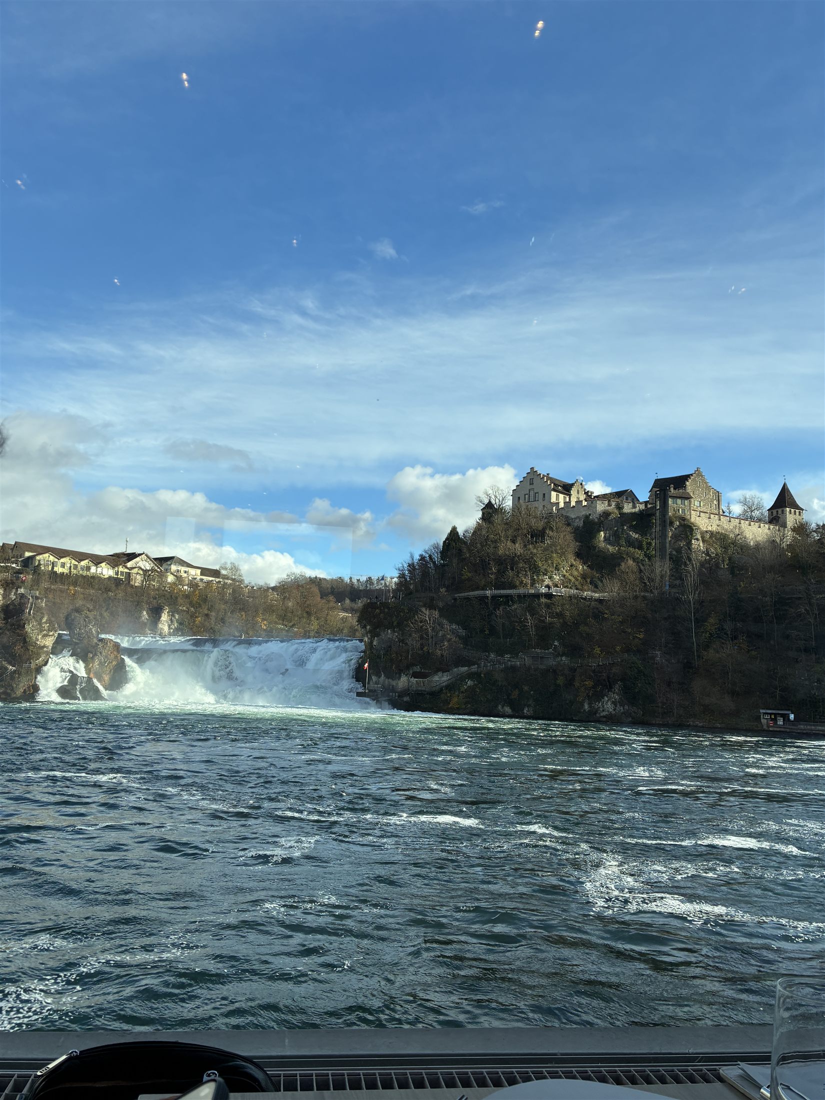 A cachoeira do Reno (Rheinfall) com o Castelo Laufen ao fundo, em Schaffhausen