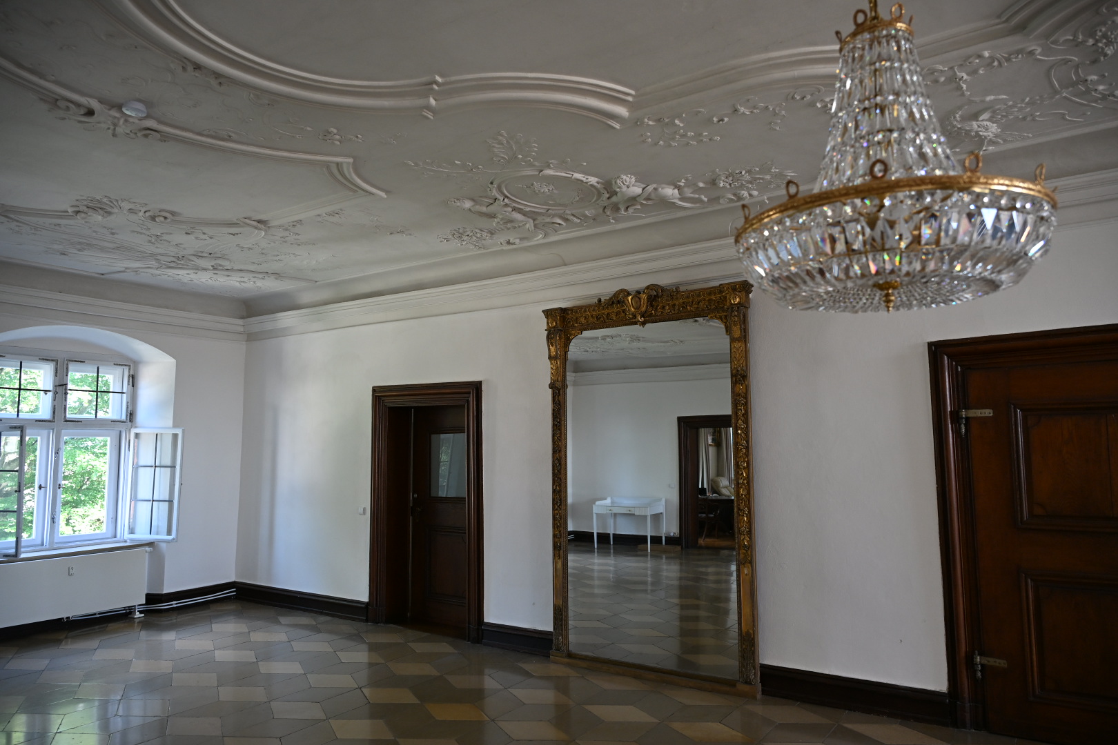 Salão do Schloss Hürbel com teto em estuque barroco e lustre de cristal