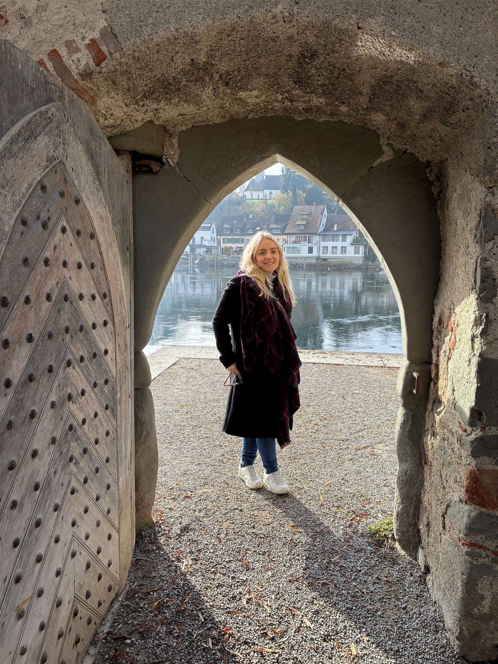 Degraus de pedra do mosteiro de São Jorge descendo diretamente para as águas do Rio Reno em Stein am Rhein