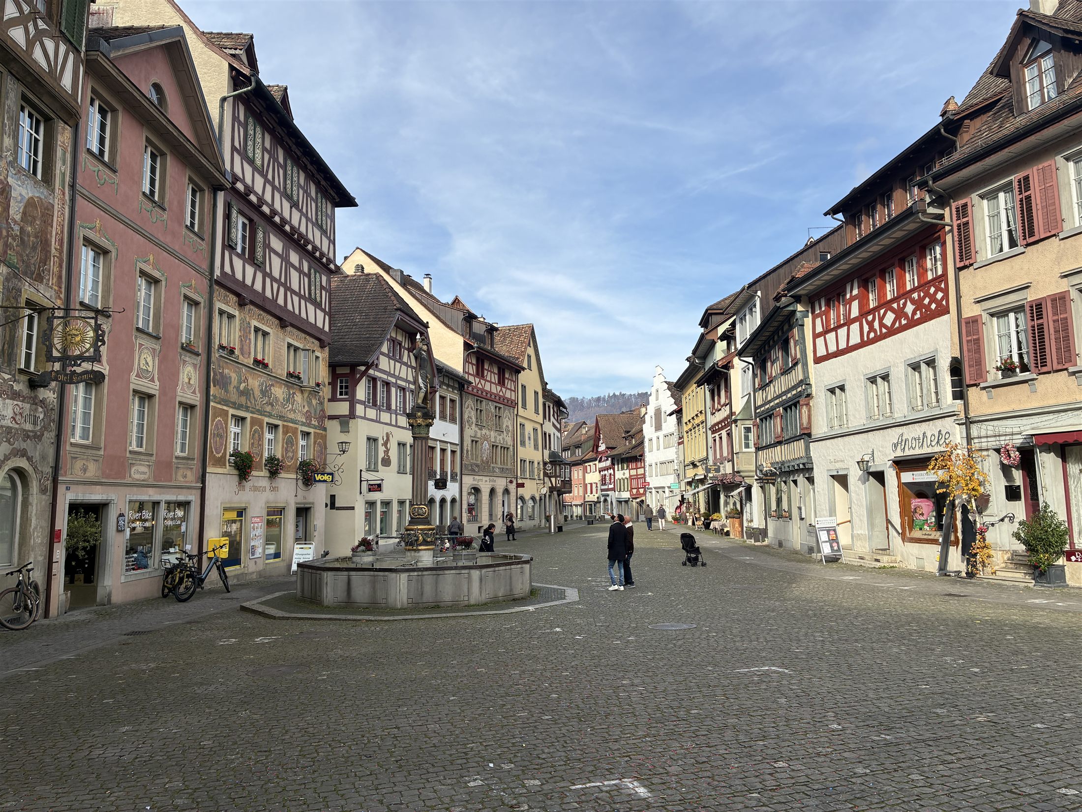 Pátio interno do mosteiro de São Jorge em Stein am Rhein, com edifícios medievais ao redor