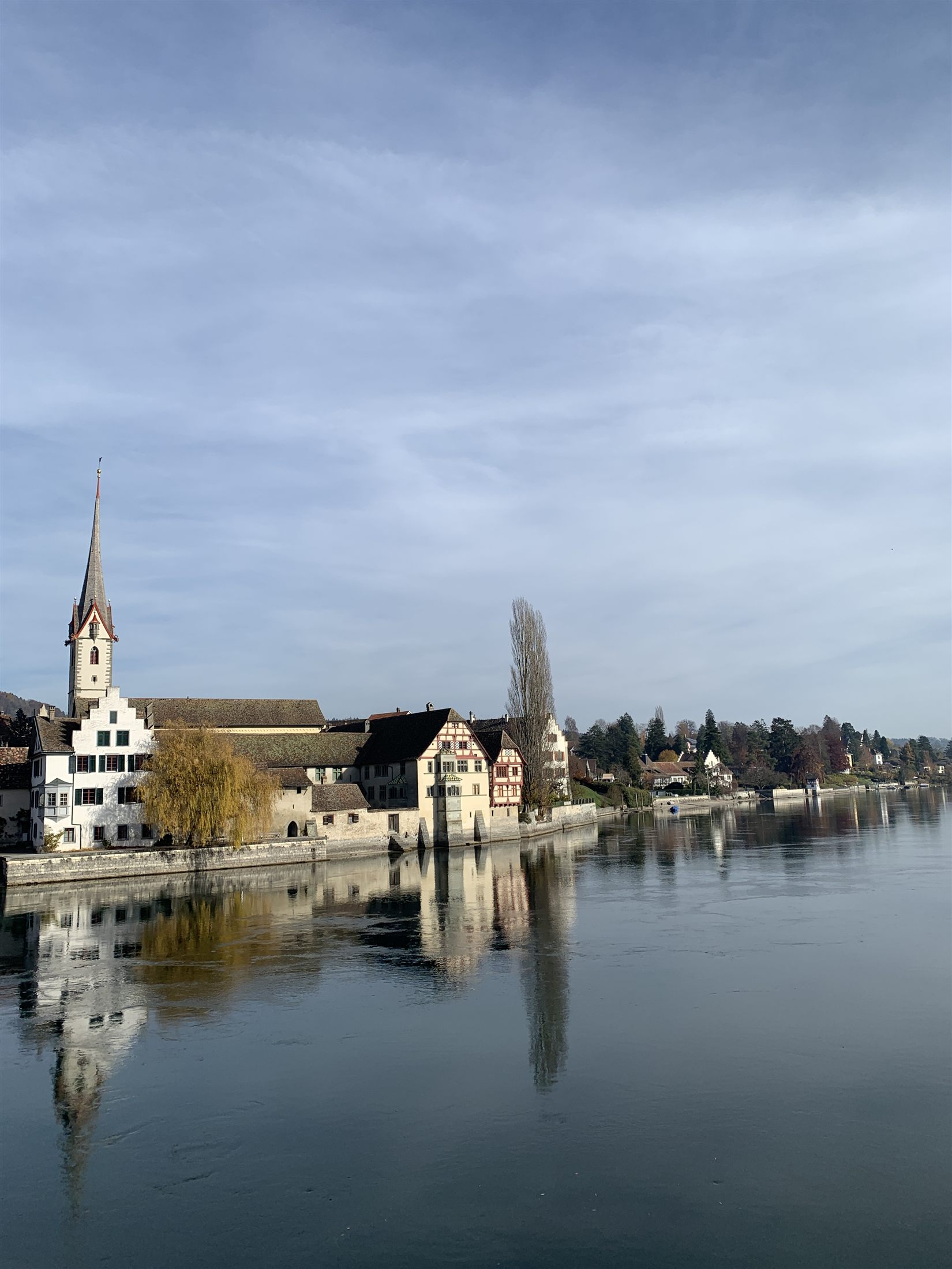 O mosteiro de São Jorge refletido nas águas do Reno em Stein am Rhein