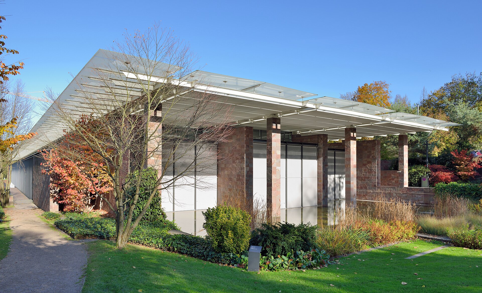 Fachada da Fondation Beyeler em Riehen, projetada por Renzo Piano, com jardim na frente