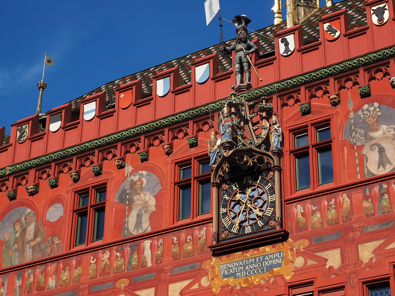 O Rathaus de Basileia, prefeitura vermelha com murais dourados, na Marktplatz