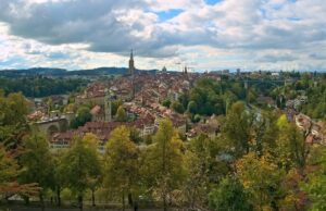 Vista do Rosengarten sobre a Altstadt de Berna, com o meandro do rio Aare contornando a cidade velha