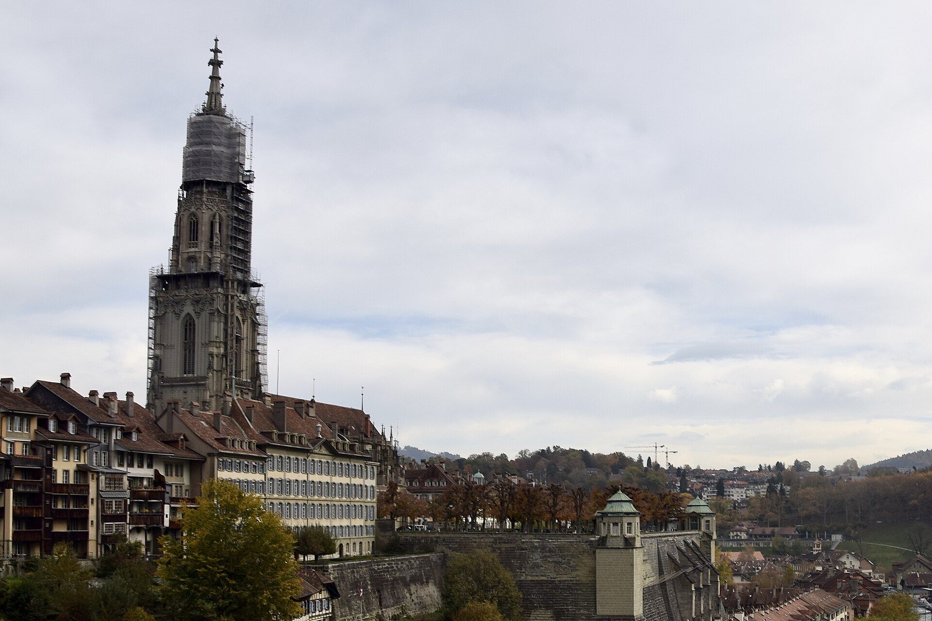 Torre do Münster de Berna, a mais alta de qualquer igreja da Suíça, com 100,6 metros, vista do exterior da cidade velha
