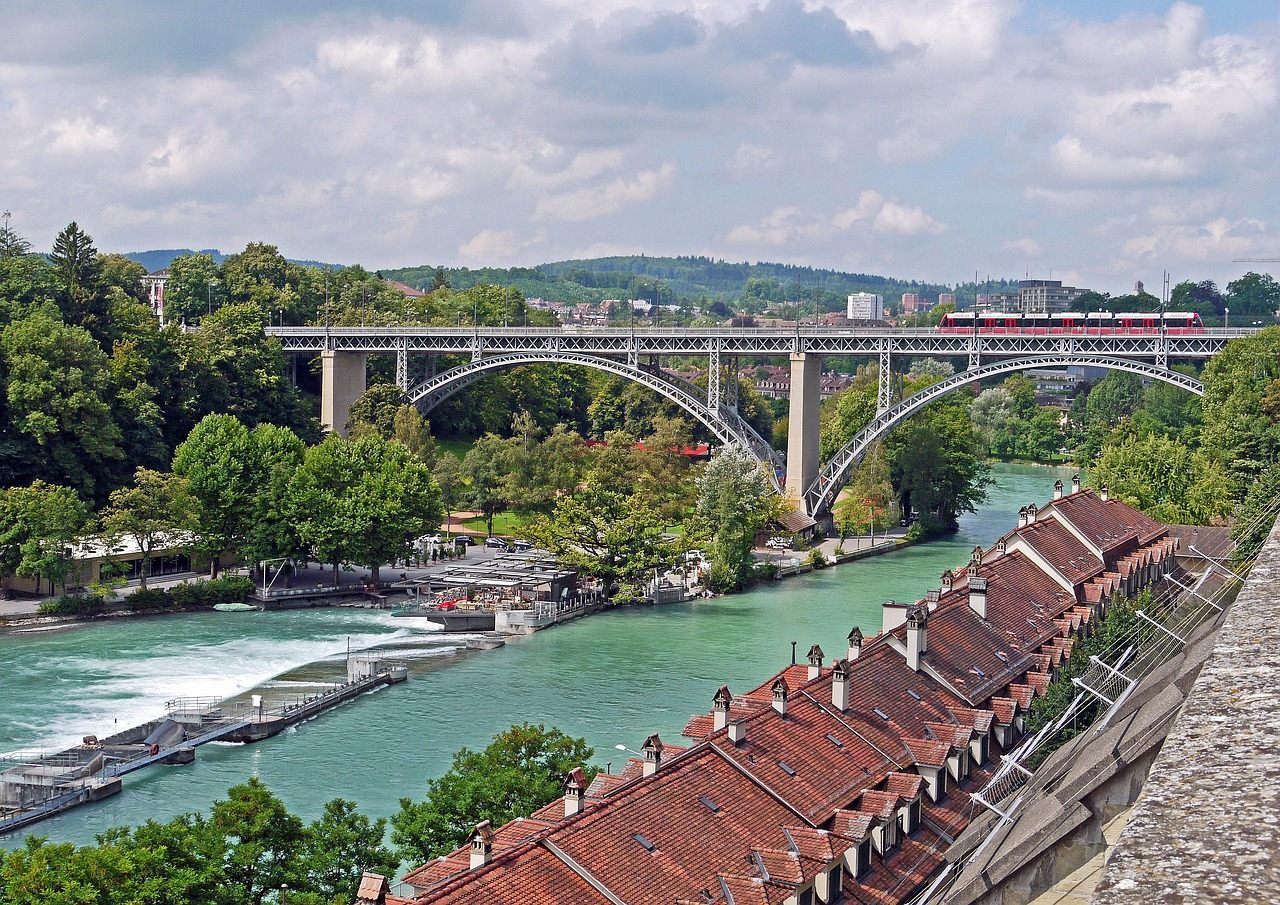 O meandro do rio Aare contornando a Altstadt de Berna, visto da ponte Kirchenfeld