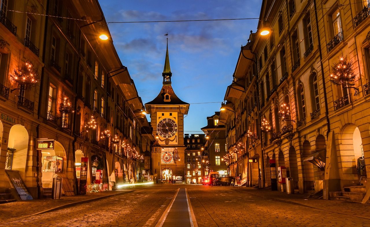 A Zytglogge, torre medieval com relógio astronômico, vista da Kramgasse, na cidade velha de Berna, Suíça