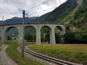 O viaduto helicoidal de Brusio, no fim da linha do Bernina antes de Tirano, onde a ferrovia descreve uma volta completa em espiral para vencer o desnível