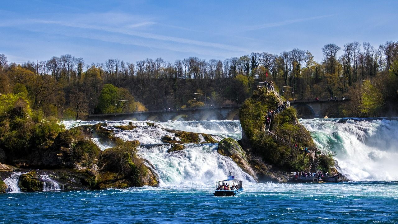 Passeio de barco até a rocha central das Cataratas do Reno (Rheinfall), a maior cachoeira da Europa em volume de água