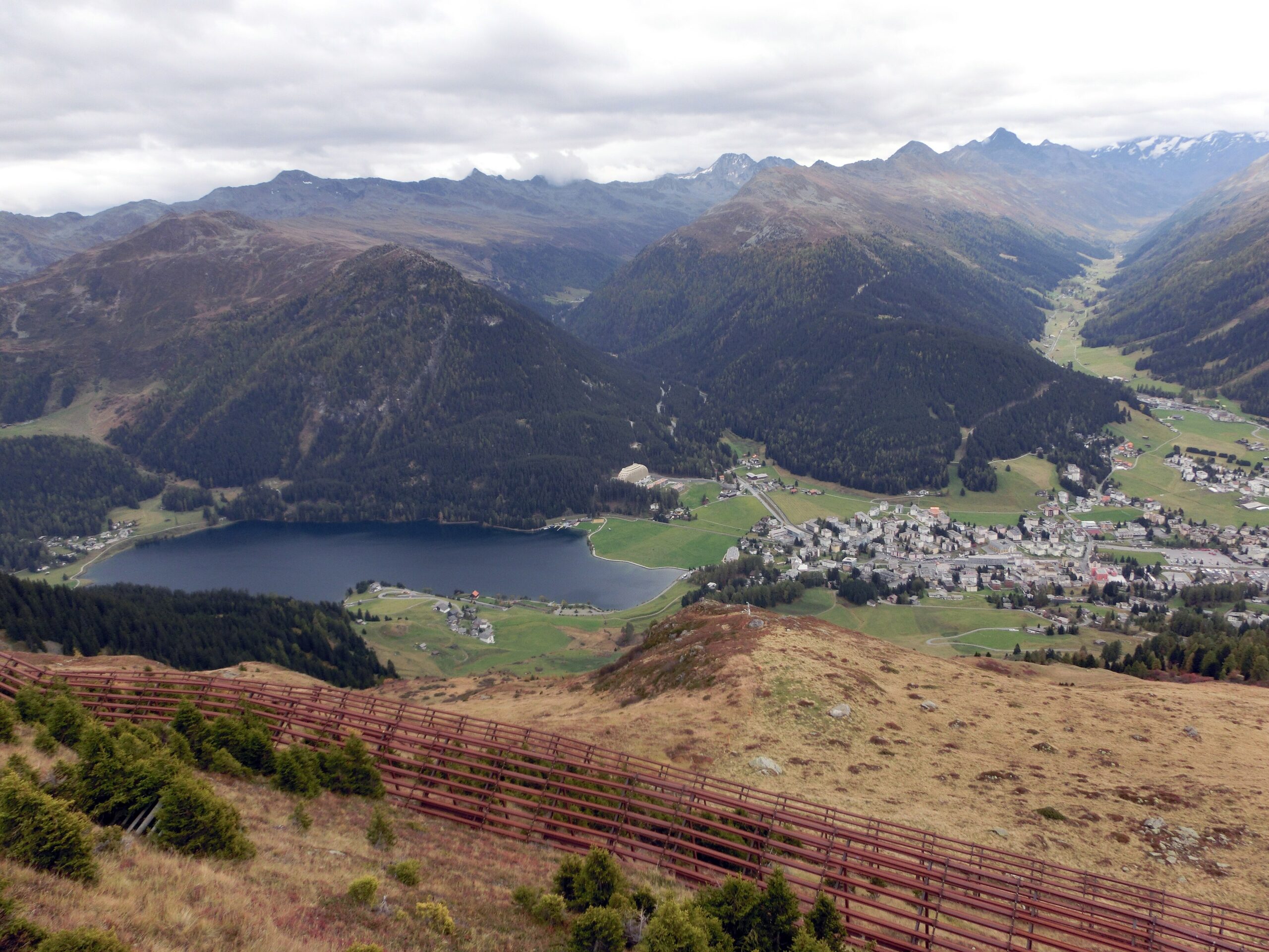 Vista do alto de Davos no vale, com a cidade e o lago
