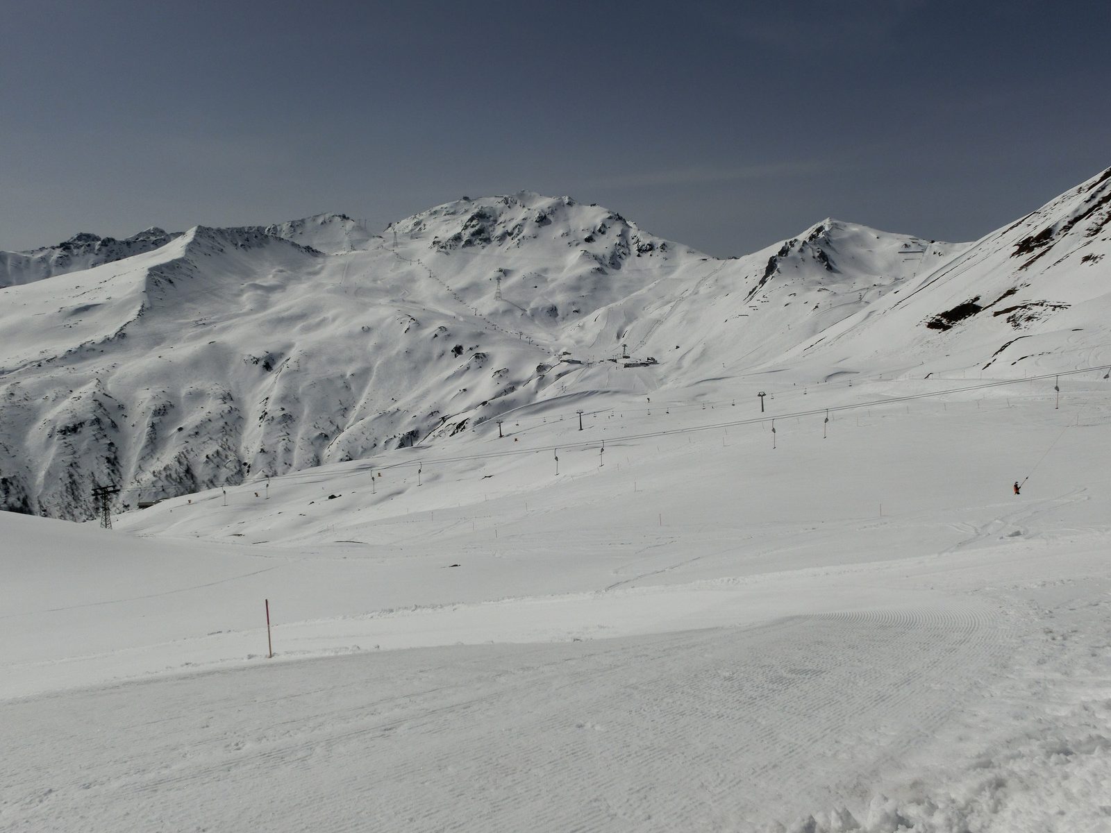Pistas amplas e teleféricos do Parsenn em Davos Klosters, entre os picos nevados dos Grisões no inverno