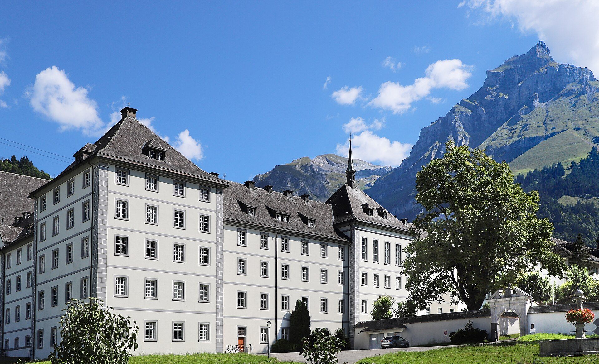 Mosteiro beneditino de Engelberg fundado em 1120, ativo há mais de novecentos anos, com o vale e os picos alpinos ao fundo, Suíça Central