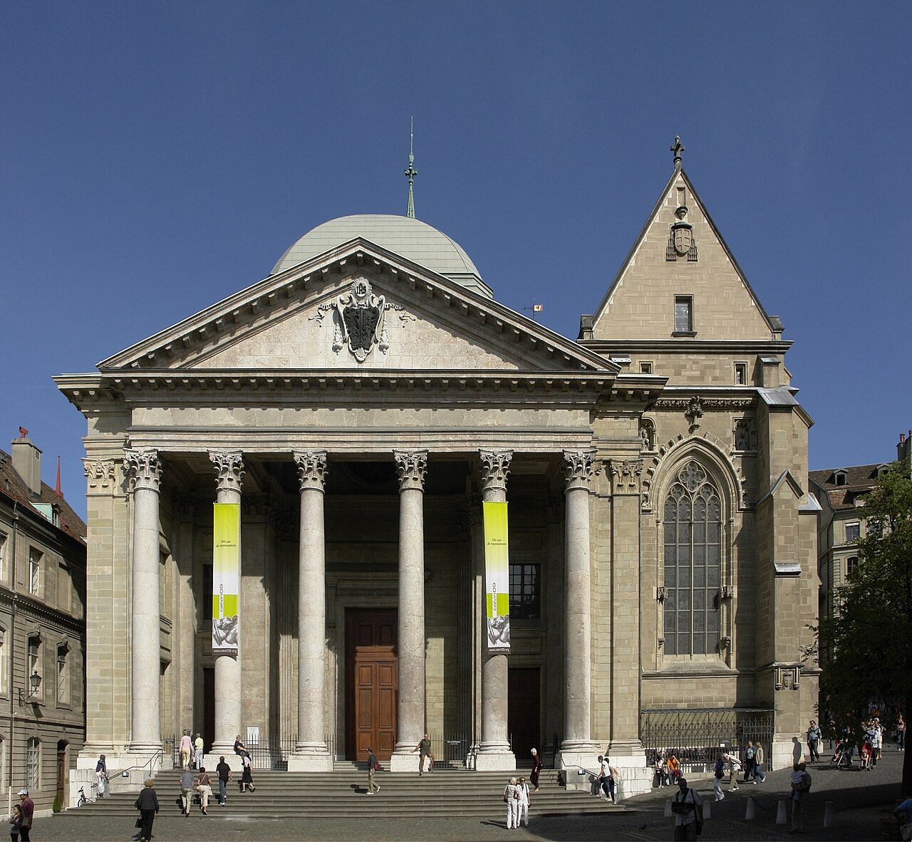 A fachada neoclássica da Catedral Saint-Pierre, na Vieille Ville de Genebra