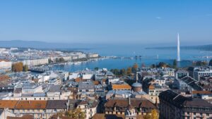 O Jet d'Eau de Genebra sobre o Lago Léman, com a cidade ao fundo