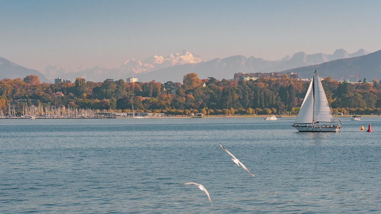A Rade de Genebra com o Lago Léman e o Mont-Blanc ao fundo em dia claro de verão