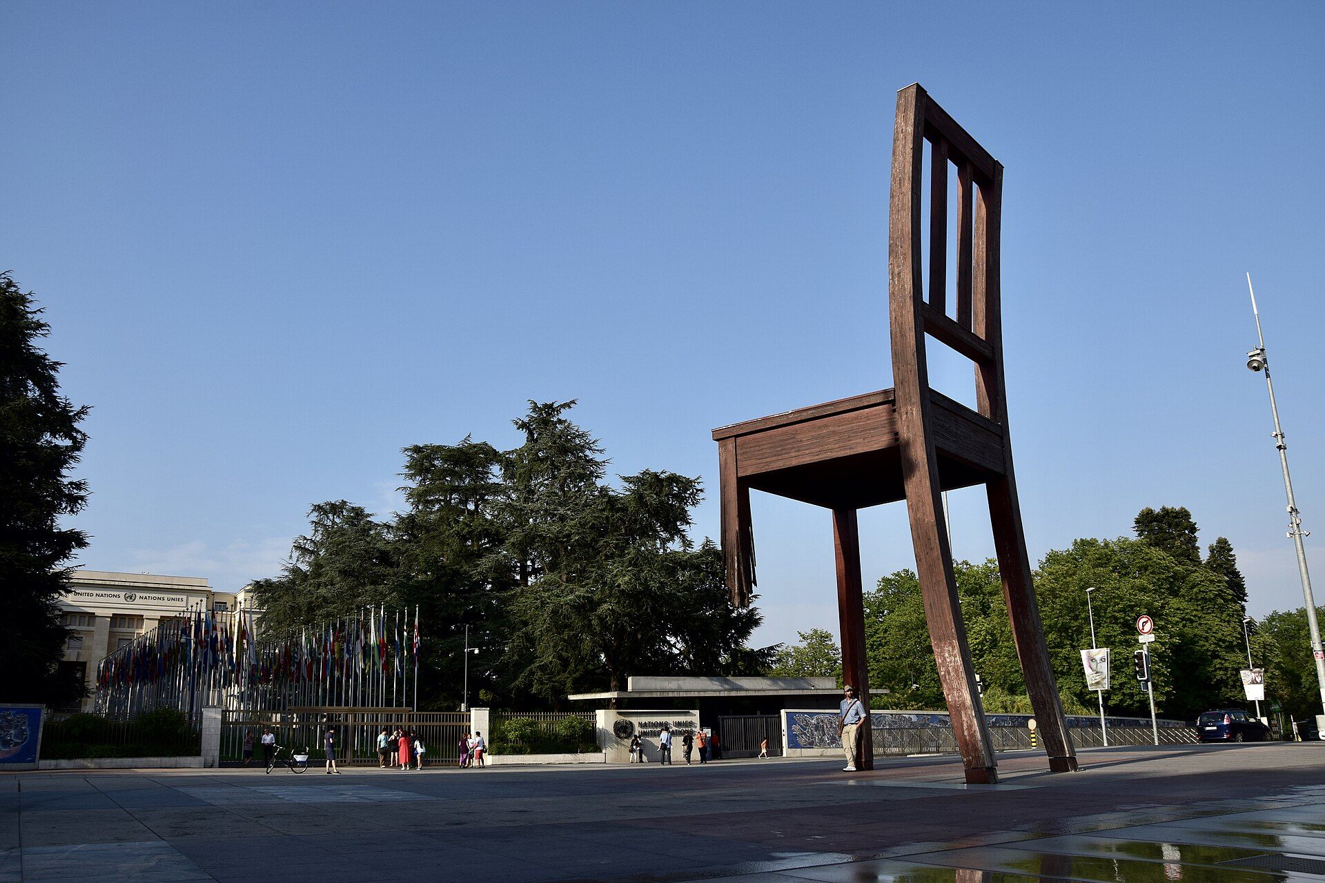 A Cadeira Partida de 12 metros diante do Palais des Nations, sede europeia da ONU em Genebra