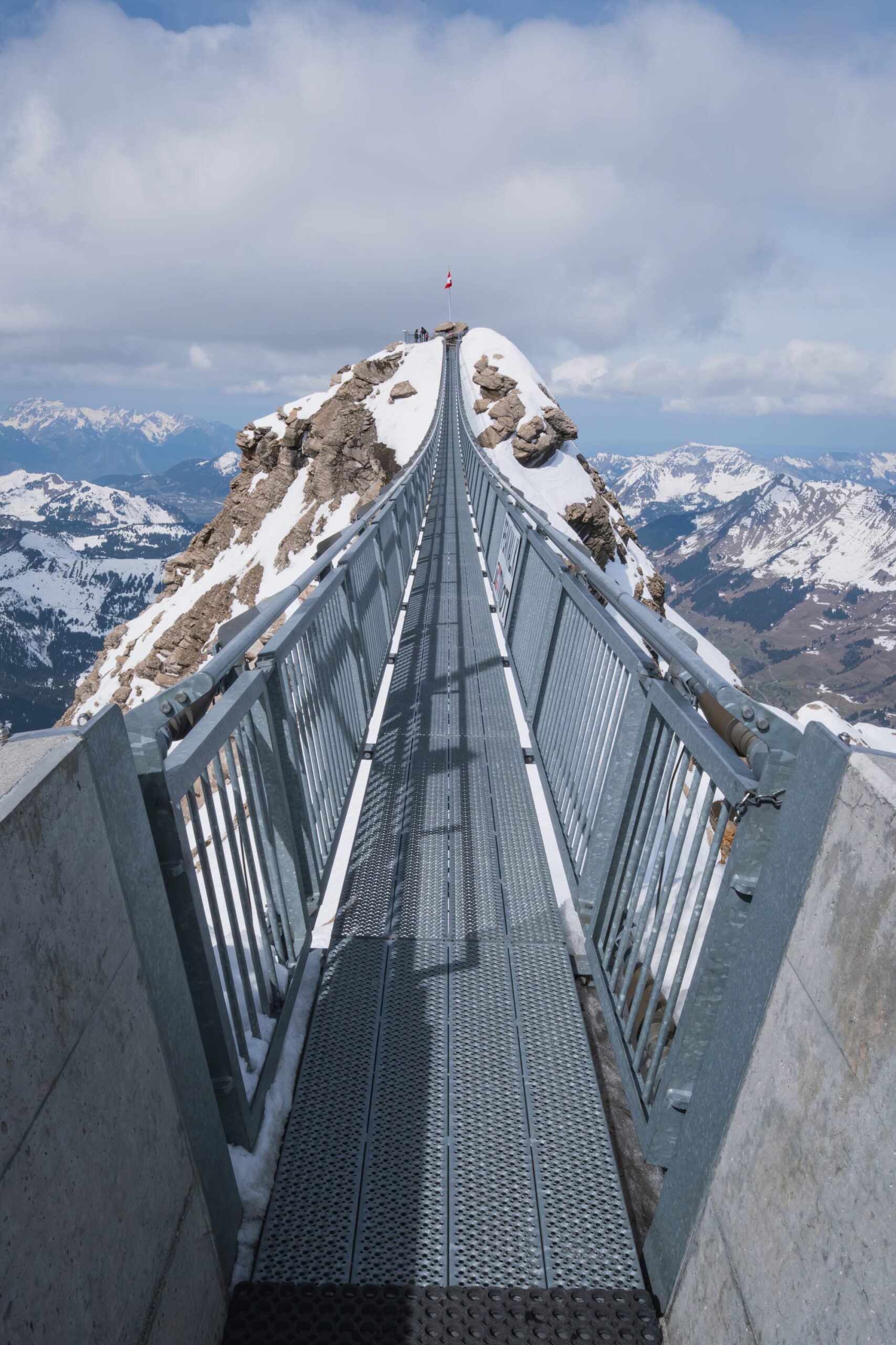 A ponte suspensa Peak Walk by Tissot no Glacier 3000, com vista dos Alpes ao fundo, perto de Gstaad