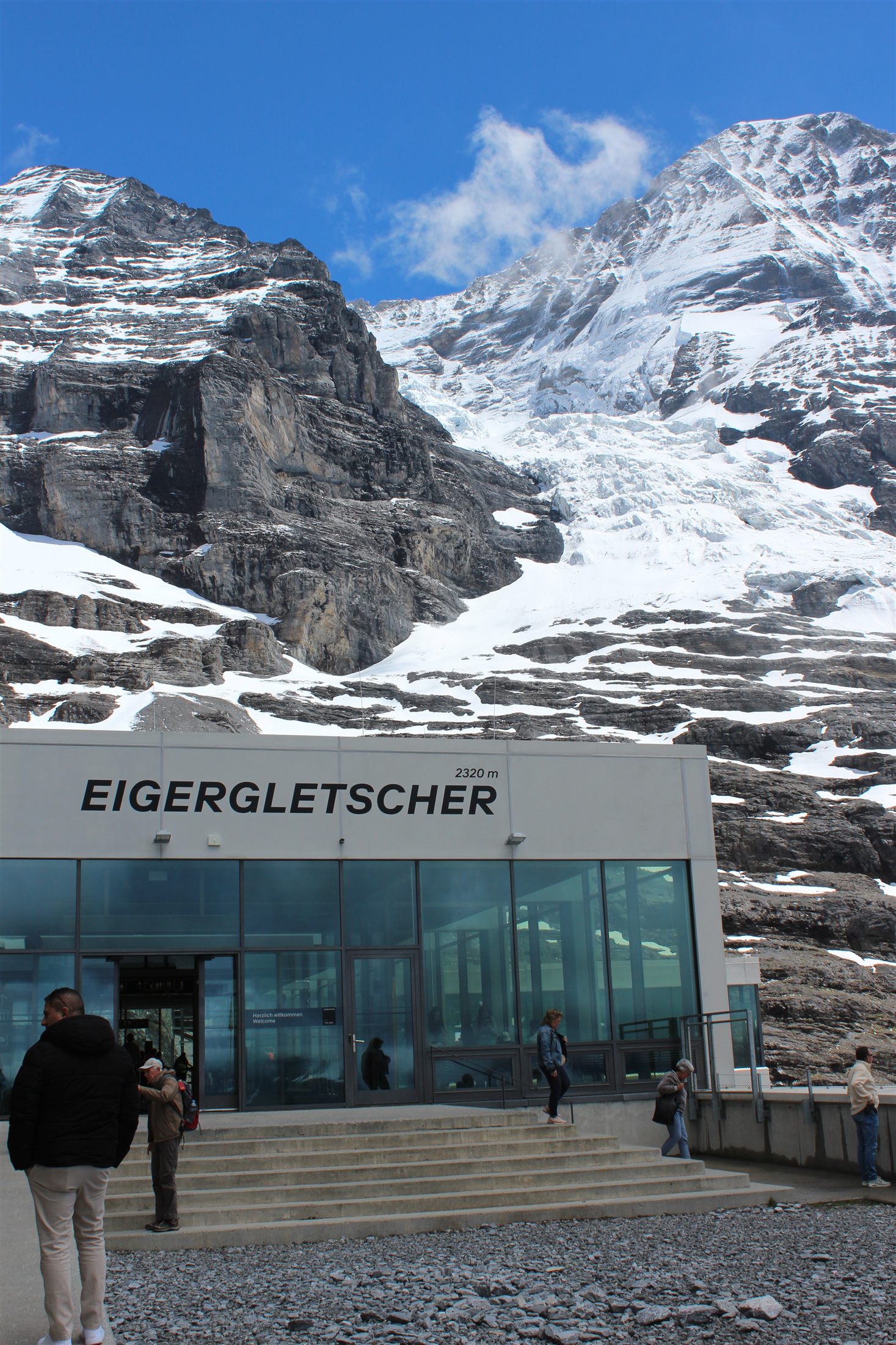 Estacao de Eigergletscher, chegada do Eiger Express, com a geleira do Eiger ao fundo
