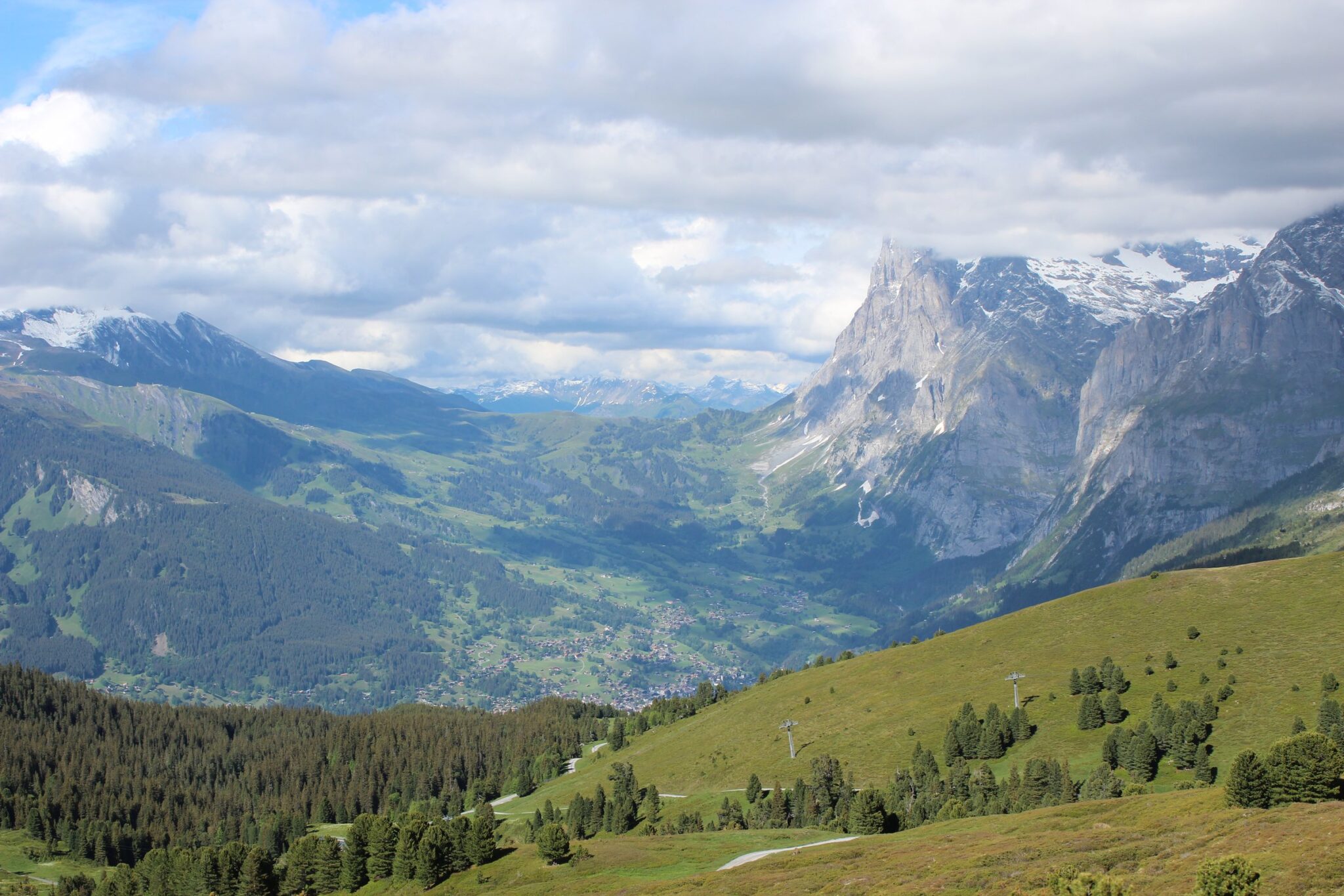 Vista do vale de Grindelwald e do maciço do Eiger a partir do Männlichen, nos Alpes suíços